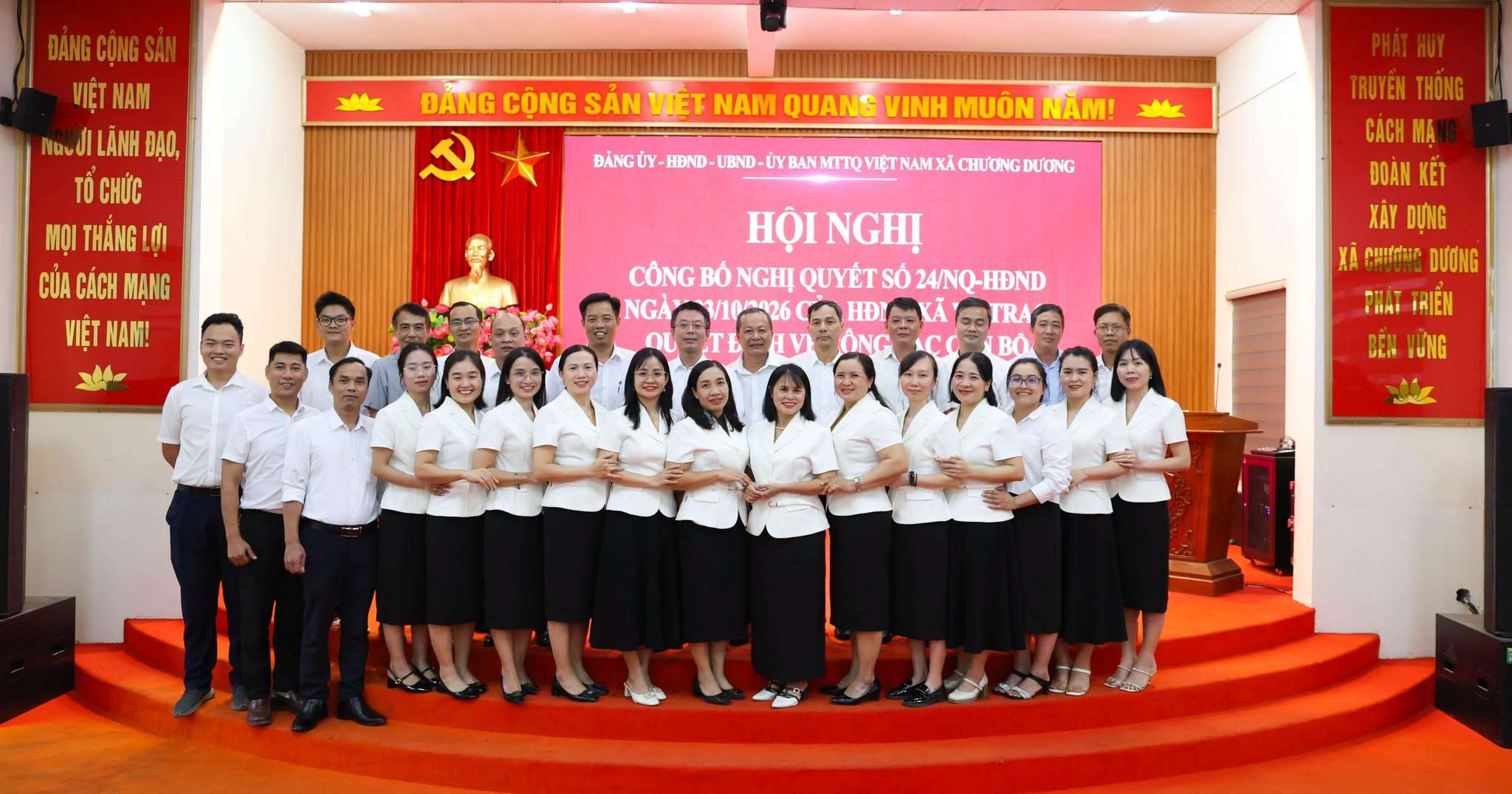 Xã Chương Dương kiện toàn 5 cơ quan chuyên môn, công bố các quyết định về công tác cán bộ