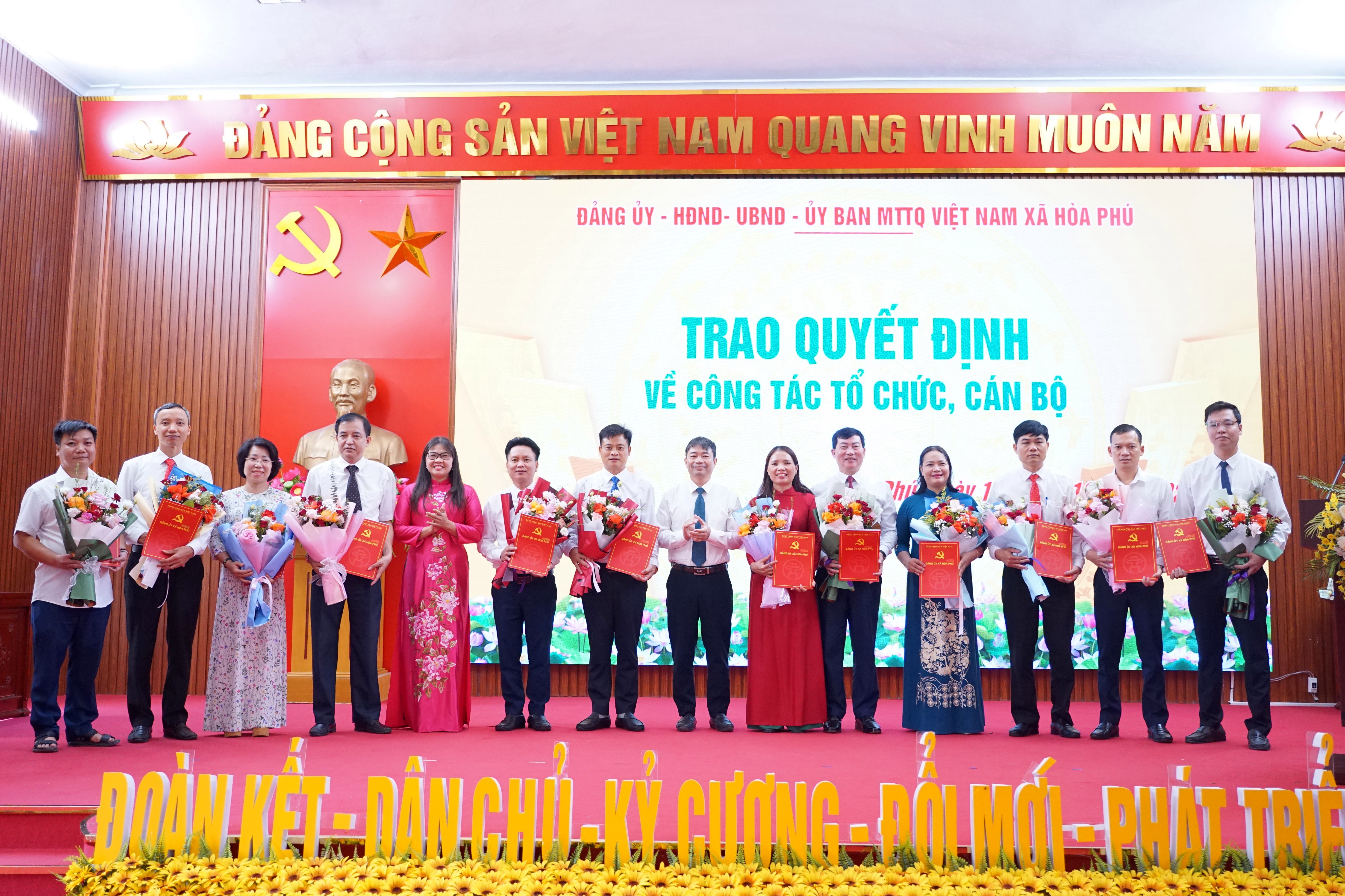 Xã Hòa Phú tổ chức lại 5 phòng chuyên môn, kiện toàn đội ngũ cán bộ lãnh đạo, quản lý