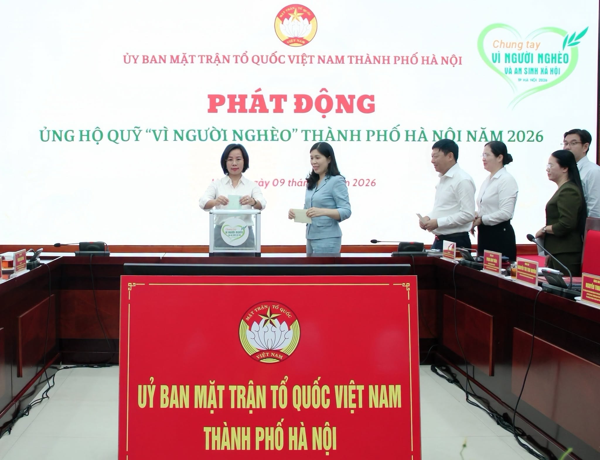 Cơ quan Ủy ban MTTQ Việt Nam thành phố Hà Nội ủng hộ Quỹ “Vì người nghèo” năm 2026