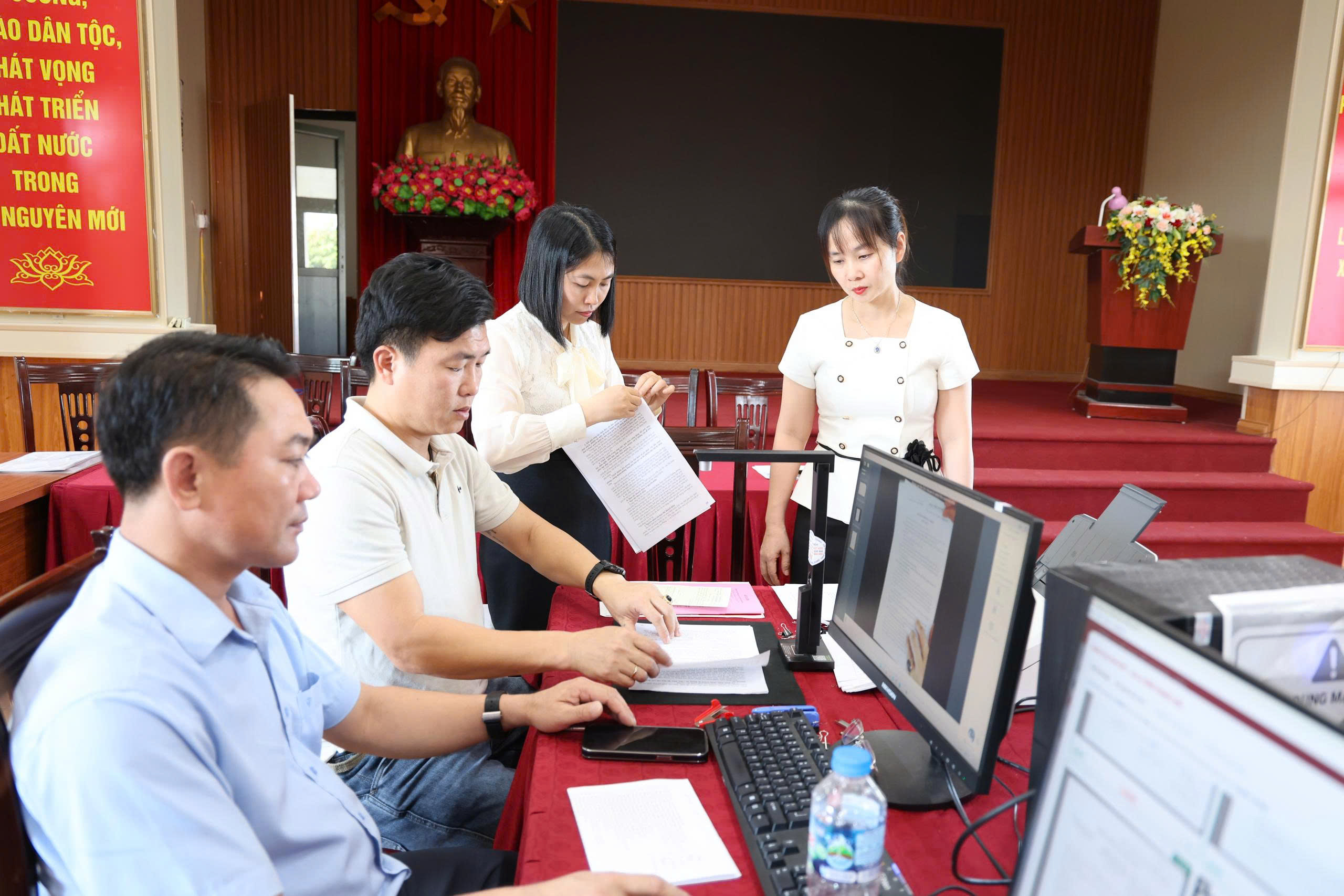 Đảng ủy xã Phú Nghĩa đẩy mạnh số hóa, tạo lập hồ sơ đảng viên, hướng tới xây dựng “Đảng bộ số”