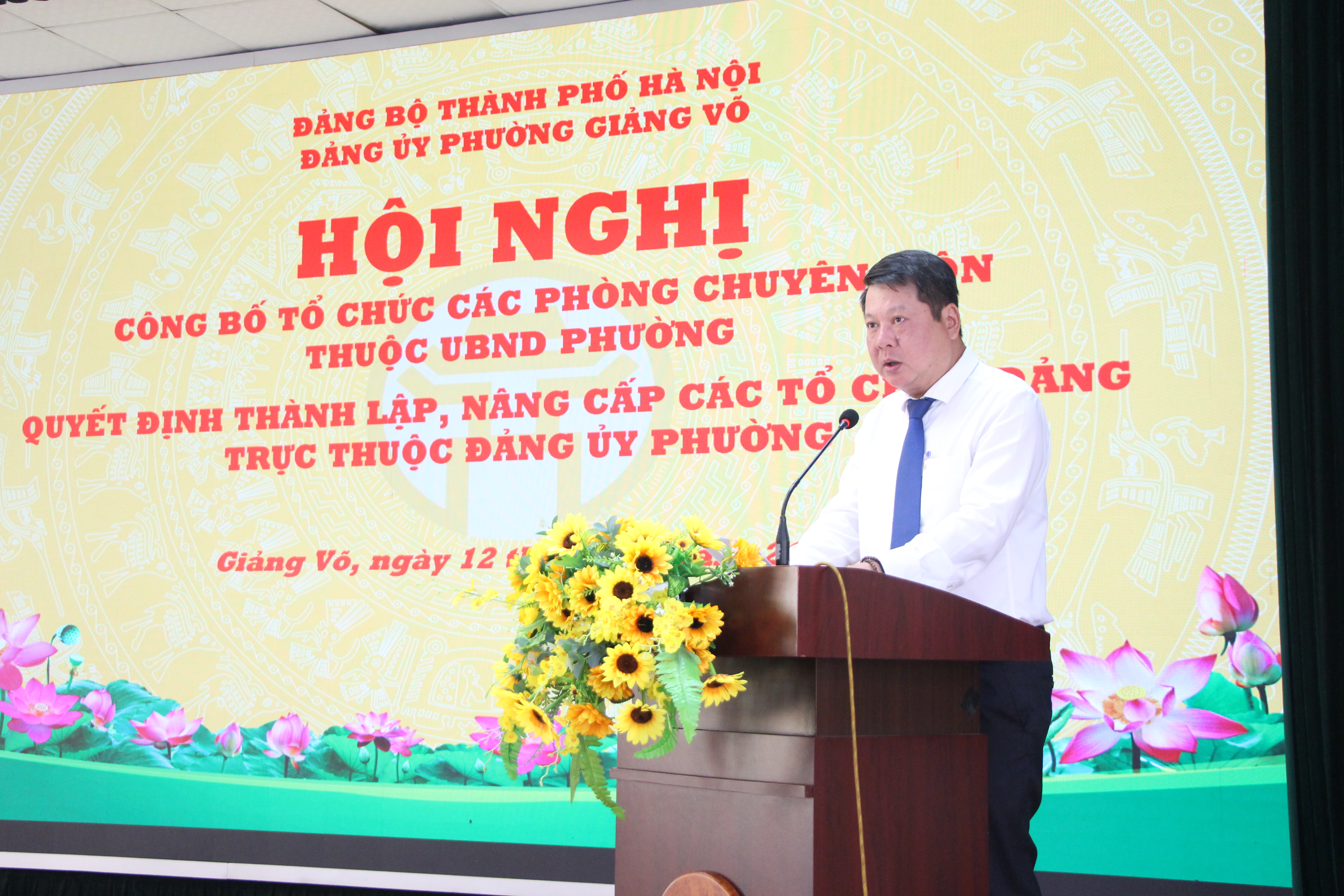 Đảng ủy phường Giảng Võ công bố việc thành lập, tổ chức lại 5 phòng chuyên môn thuộc UBND phường