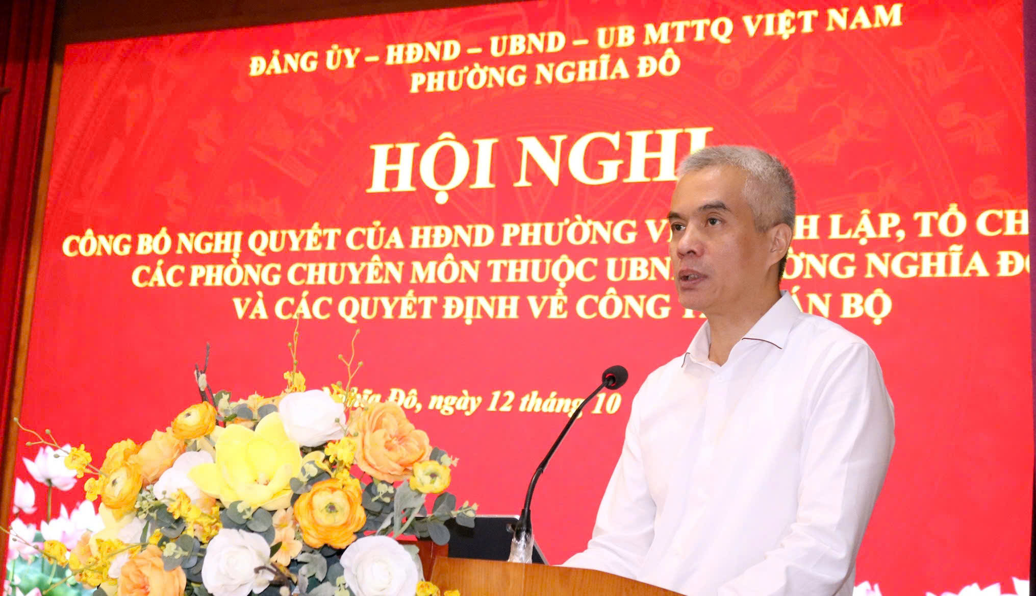 Phường Nghĩa Đô công bố quyết định thành lập, tổ chức lại các phòng chuyên môn