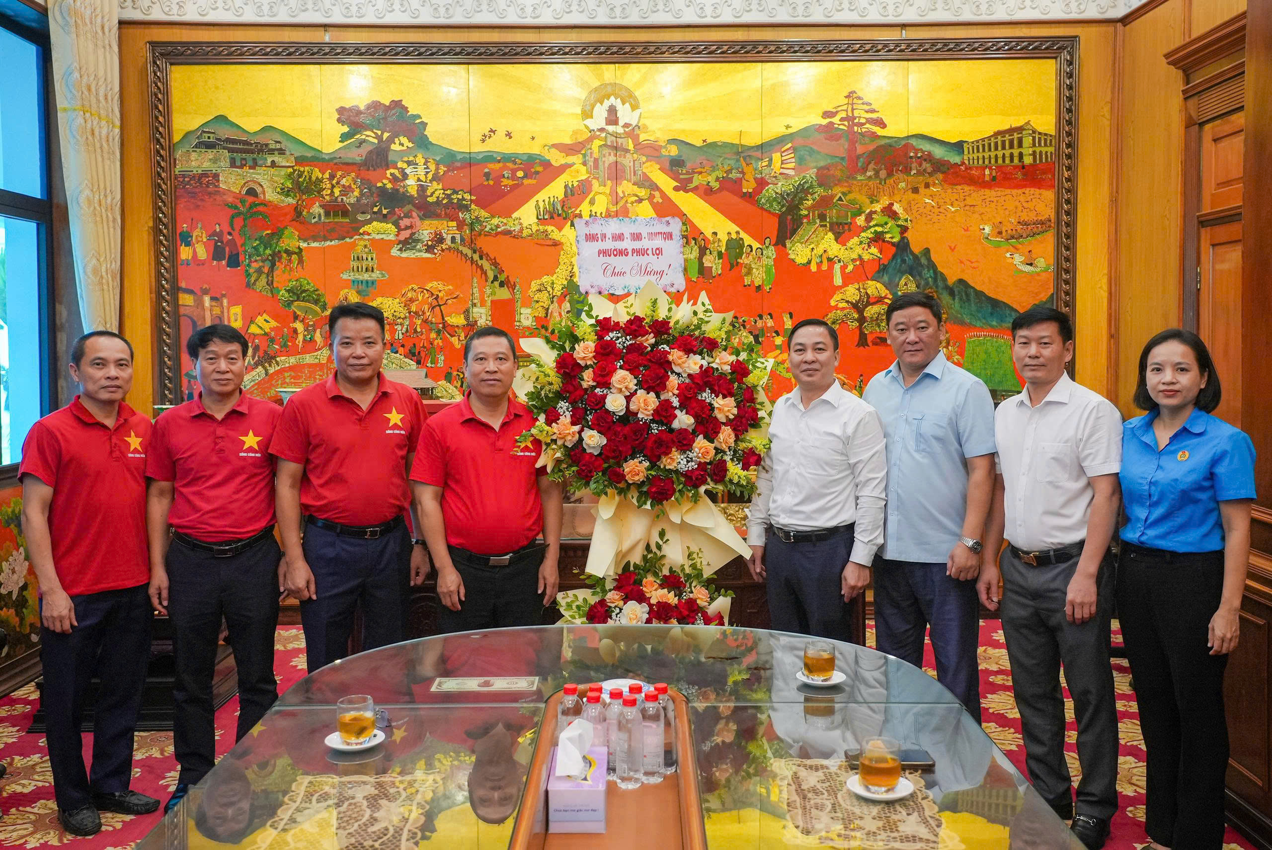Phường Phúc Lợi thăm, chúc mừng các doanh nghiệp tiêu biểu nhân Ngày Doanh nhân Việt Nam