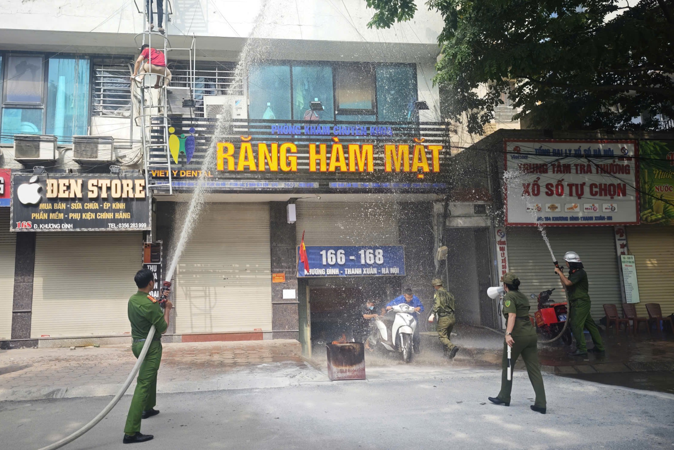 Các phường Thanh Xuân, Khương Đình và Phương Liệt phối hợp diễn tập, tuyên truyền kỹ năng phòng cháy, chữa cháy