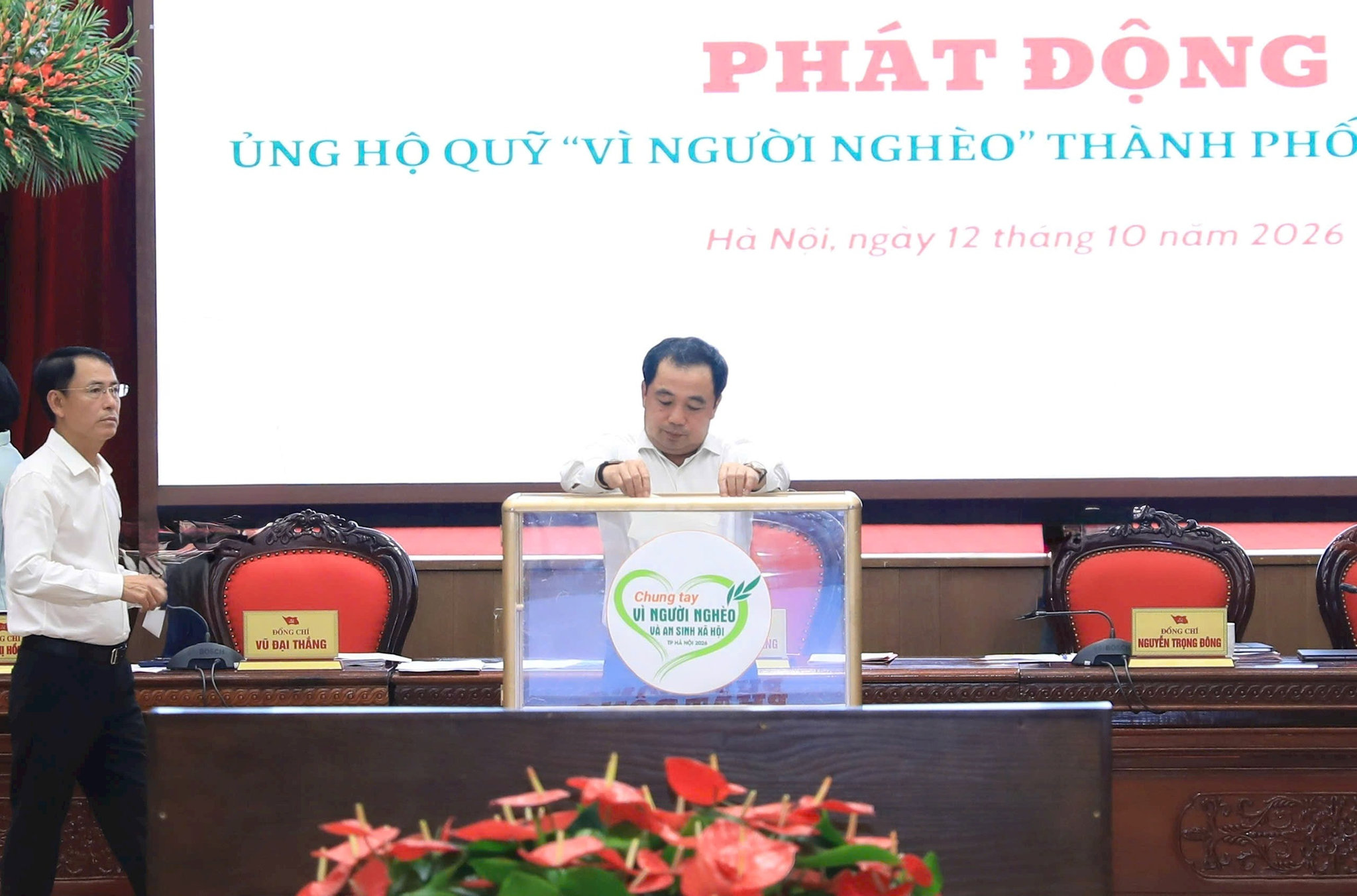 Lãnh đạo Thành ủy hưởng ứng lễ phát động và ủng hộ Quỹ “Vì người nghèo” năm 2026