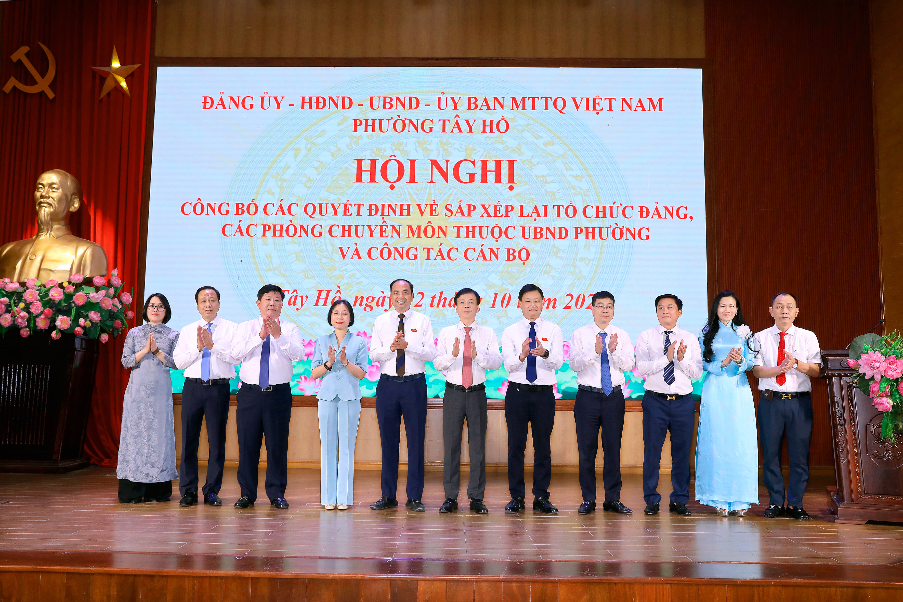 Phường Tây Hồ công bố các quyết định về sắp xếp lại tổ chức đảng, các phòng chuyên môn