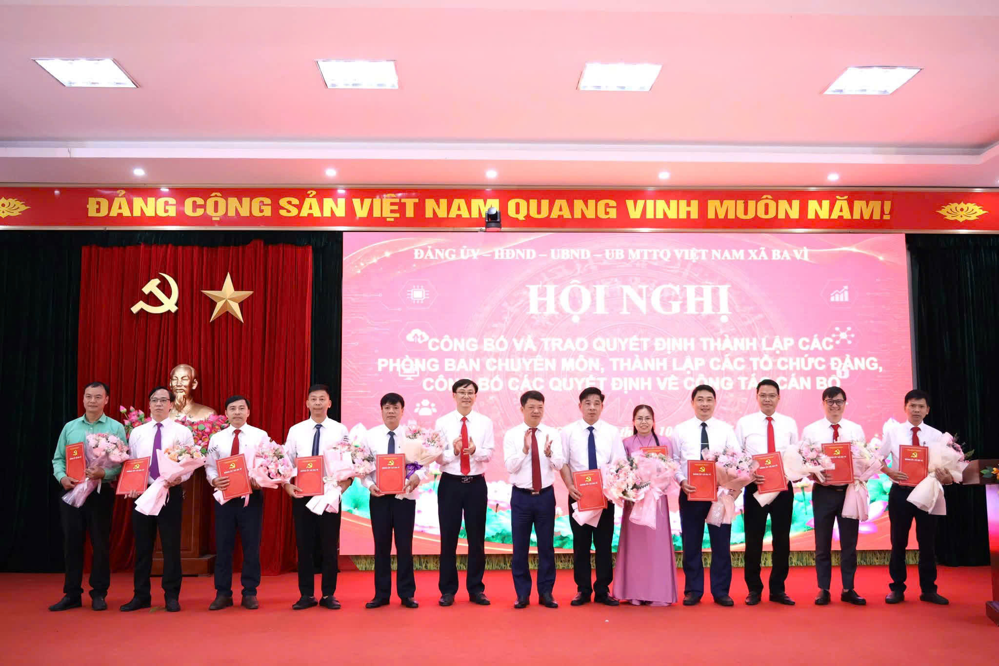 Xã Ba Vì kiện toàn tổ chức bộ máy, thành lập 5 phòng chuyên môn và các chi bộ trực thuộc