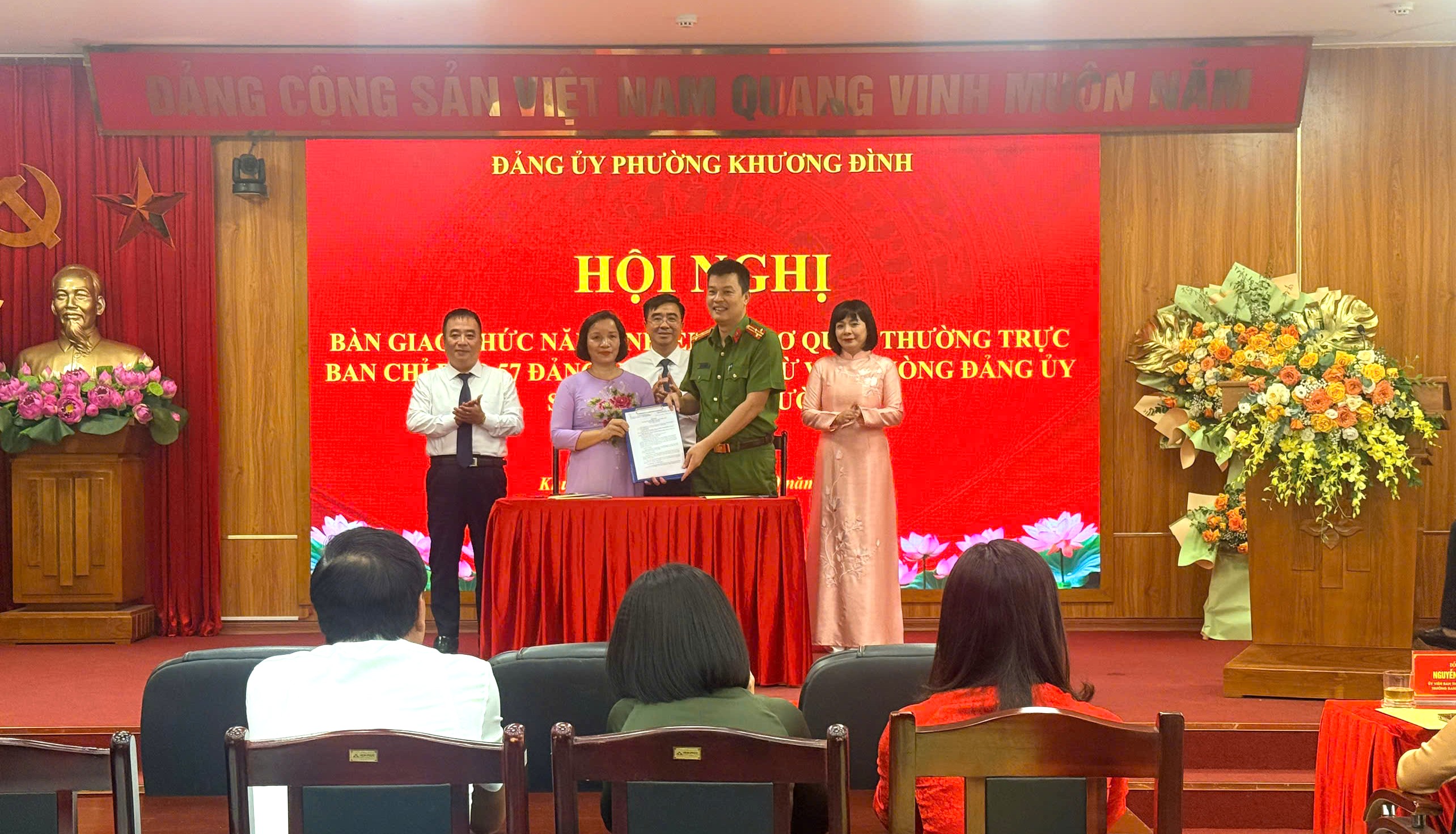 Phường Khương Đình: Bàn giao chức năng, nhiệm vụ cơ quan thường trực Ban Chỉ đạo 57 từ Văn phòng Đảng ủy sang Công an phường