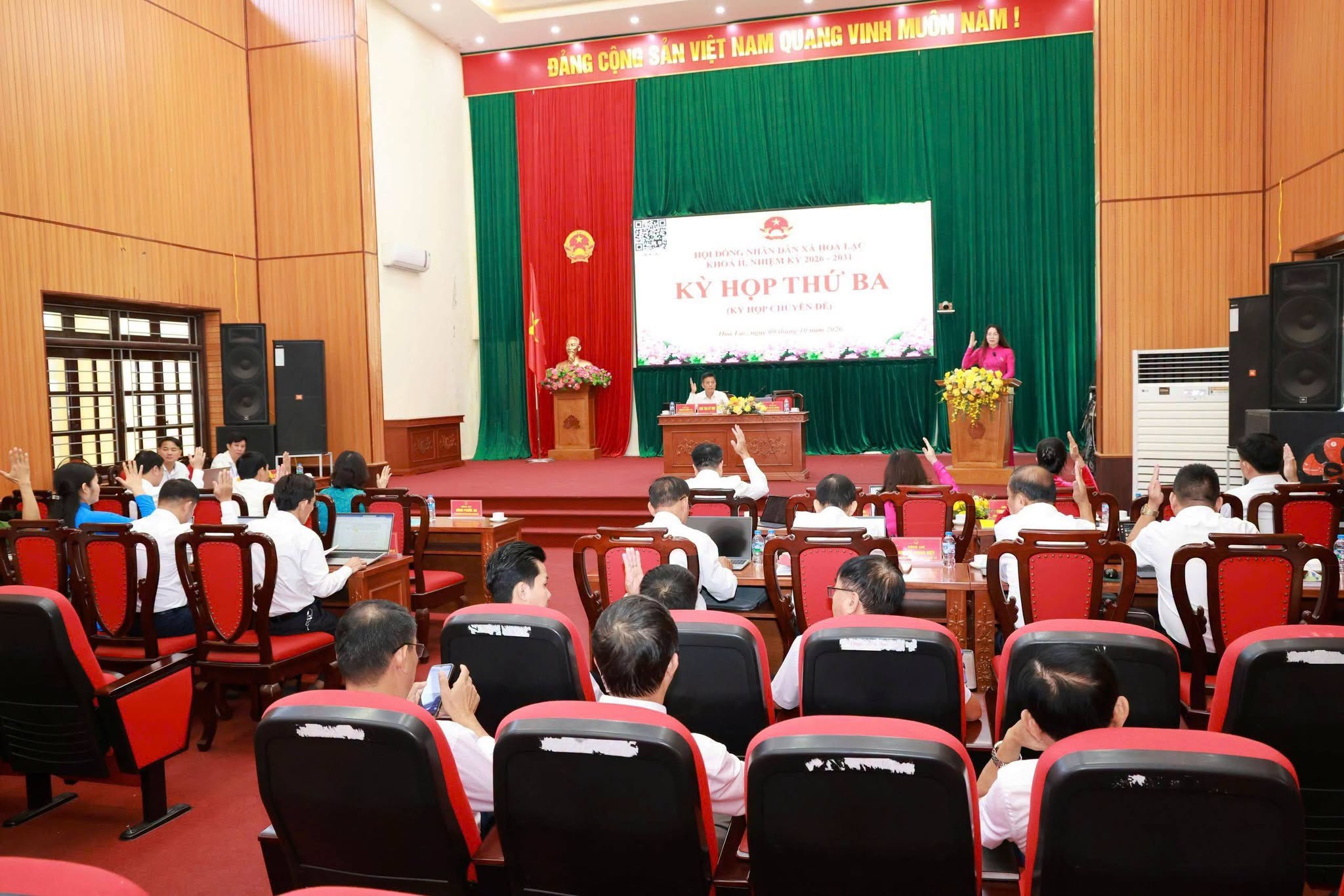 HĐND xã Hòa Lạc thông qua các nghị quyết về tổ chức bộ máy, ngân sách và đầu tư công