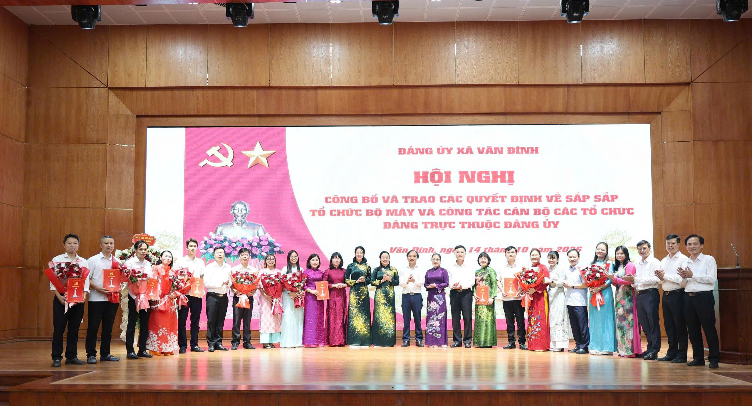 Xã Vân Đình thành lập 13 chi bộ trực thuộc, kiện toàn tổ chức Đảng và công tác cán bộ
