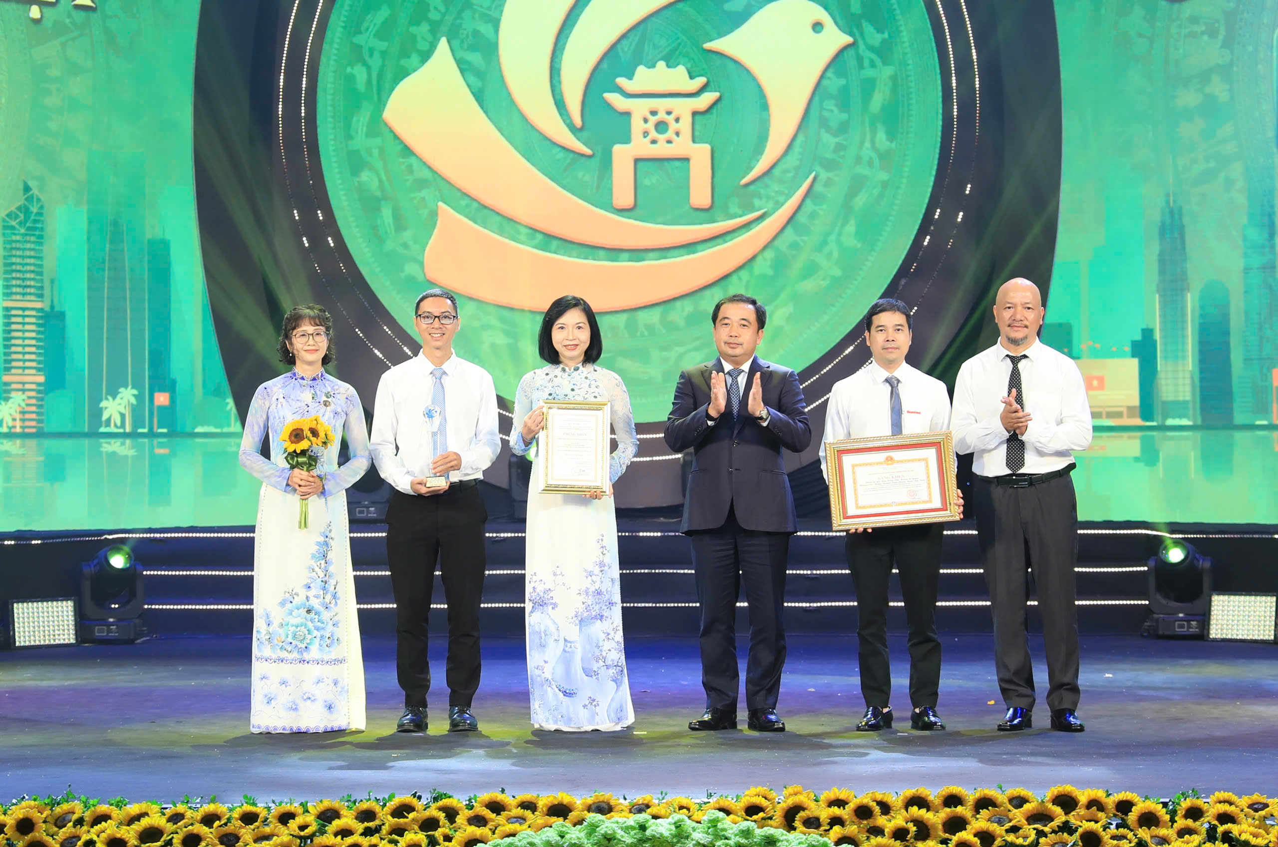 Bí thư Thành ủy trao Giải đặc biệt tại Giải báo chí Phát triển văn hóa và xây dựng người Hà Nội thanh lịch, văn minh lần thứ IX, năm 2026
