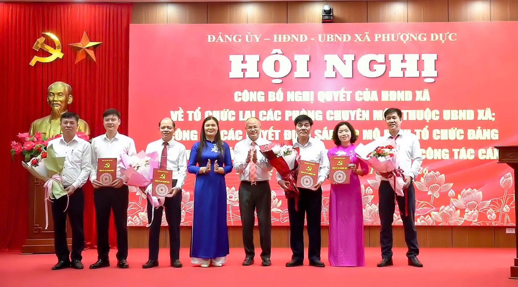 Xã Phượng Dực công bố các quyết định về sắp xếp lại tổ chức đảng, các phòng chuyên môn