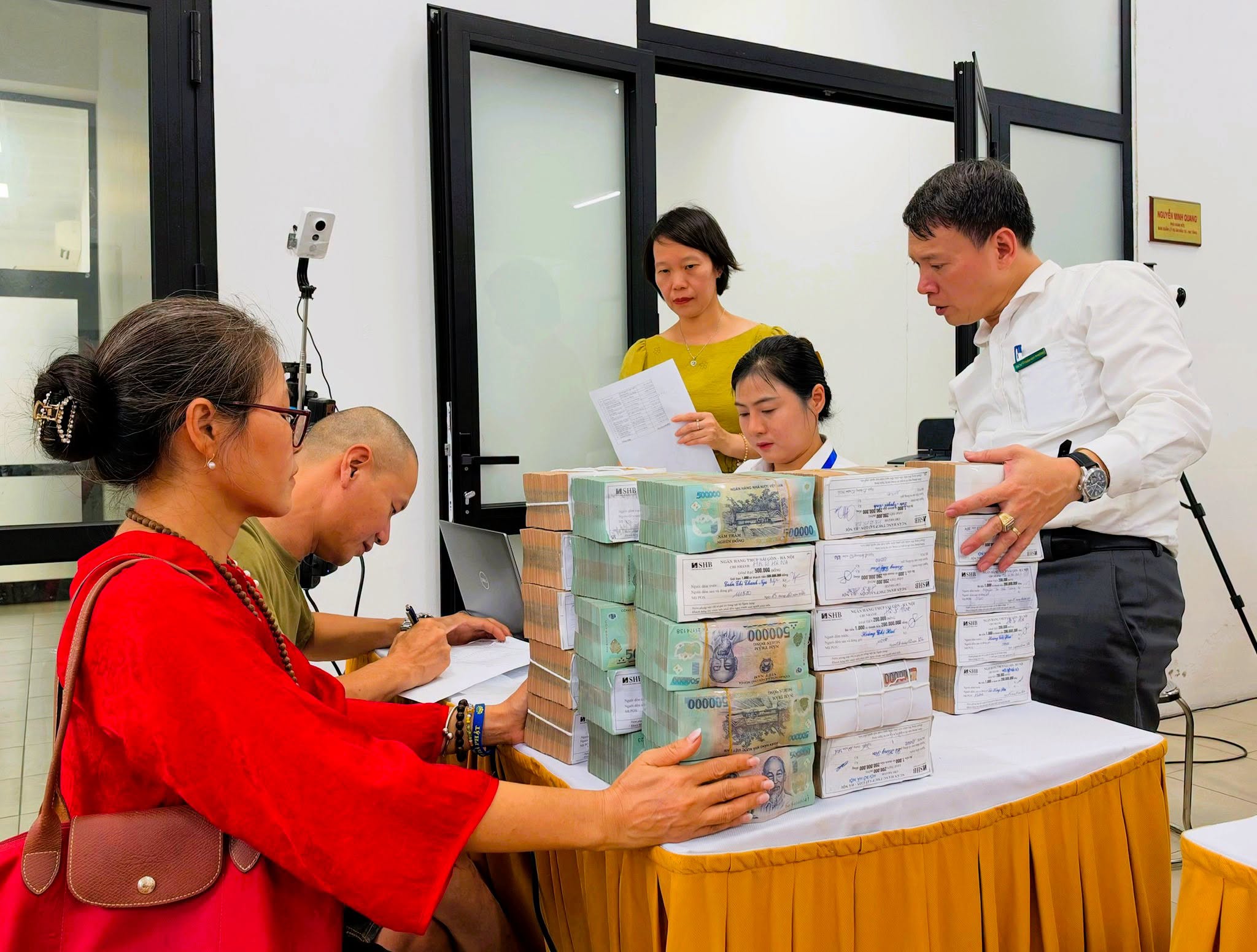 Phường Kim Liên chi trả tiền bồi thường, hỗ trợ, tái định cư đợt 1 cho các hộ dân thuộc diện giải phóng mặt bằng Dự án Trục không gian Quốc lộ 1A