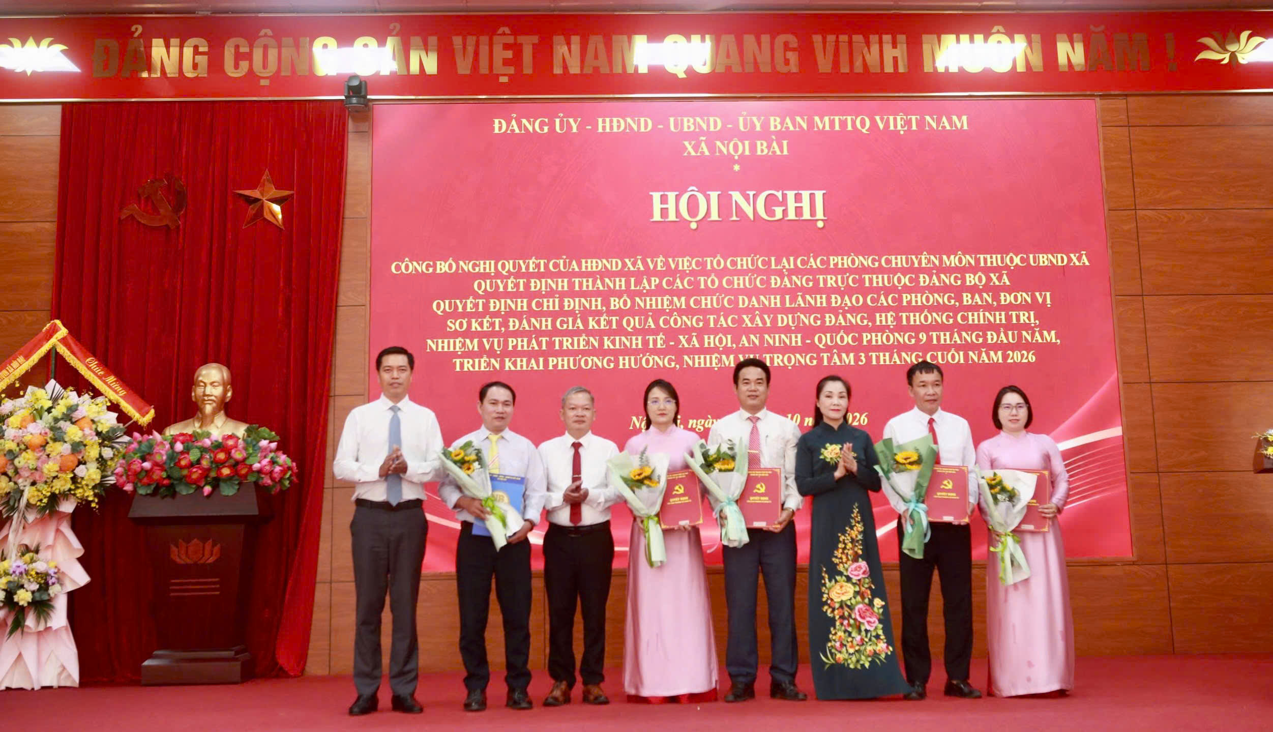 Xã Nội Bài công bố các Quyết định thành lập 05 phòng chuyên môn, các tổ chức Đảng và nhân sự cán bộ chủ chốt các phòng ban sau sắp xếp