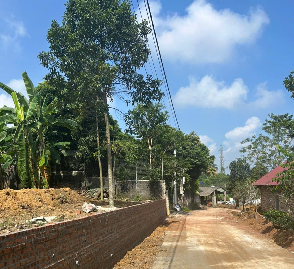 Xã Suối Hai: Nhân dân thôn Mỹ Giang hiến đất, góp sức mở rộng đường làng