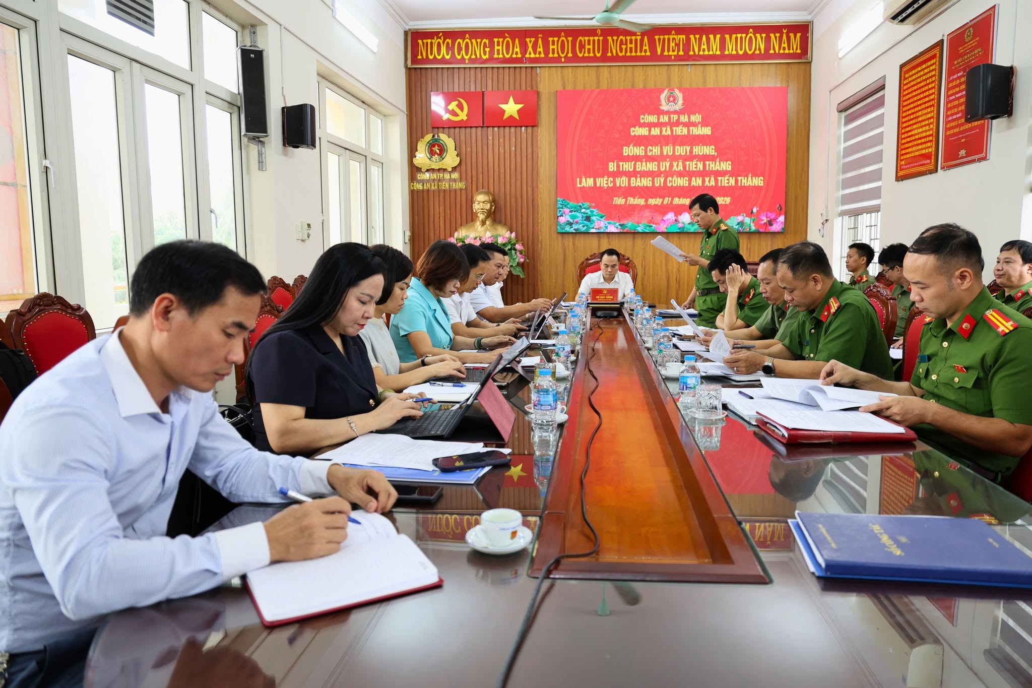 Bí thư Đảng ủy xã Tiến Thắng làm việc với Công an xã