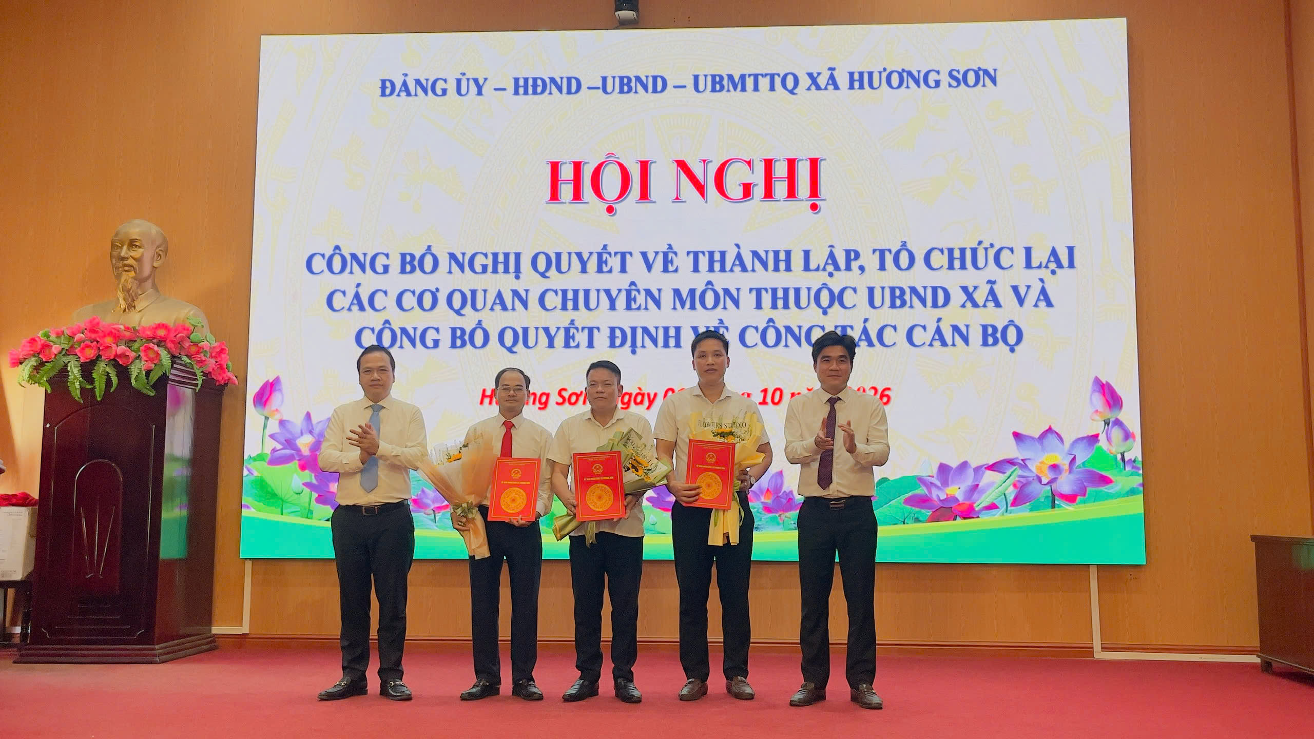 Xã Hương Sơn tổ chức lại 5 phòng chuyên môn thuộc UBND xã, bảo đảm công việc không gián đoạn