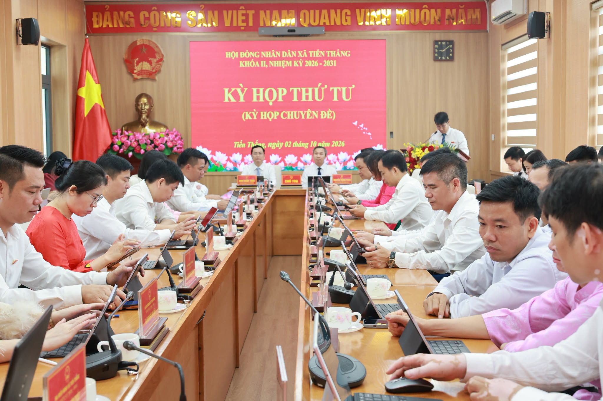 HĐND xã Tiến Thắng thông qua phương án tổ chức 5 phòng chuyên môn