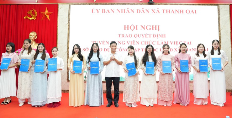 Xã Thanh Oai công bố và trao quyết định tuyển dụng viên chức cho 36 giáo viên trúng tuyển năm 2026
