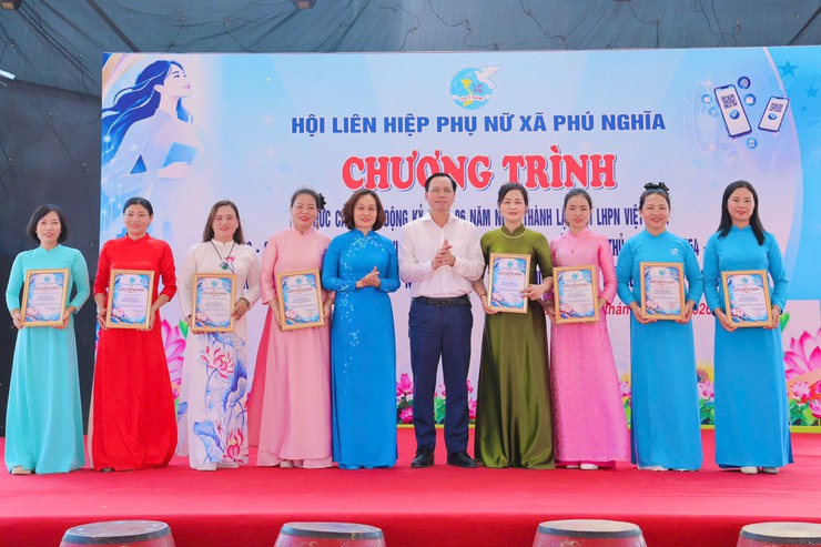 Xã Phú Nghĩa ra mắt các mô hình phụ nữ số, thúc đẩy thanh toán không dùng tiền mặt