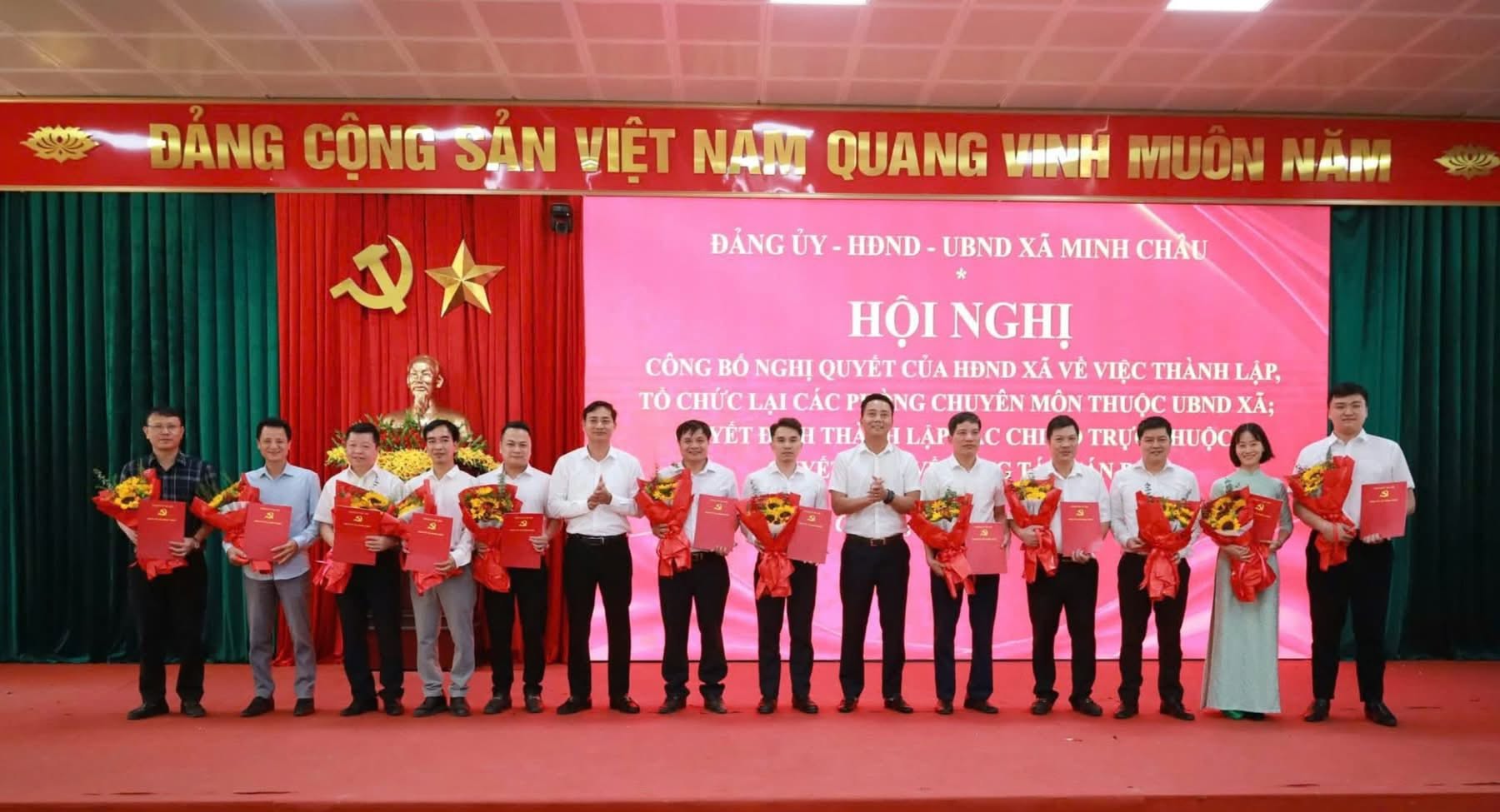 Xã Minh Châu kiện toàn tổ chức bộ máy, công bố các quyết định về công tác cán bộ