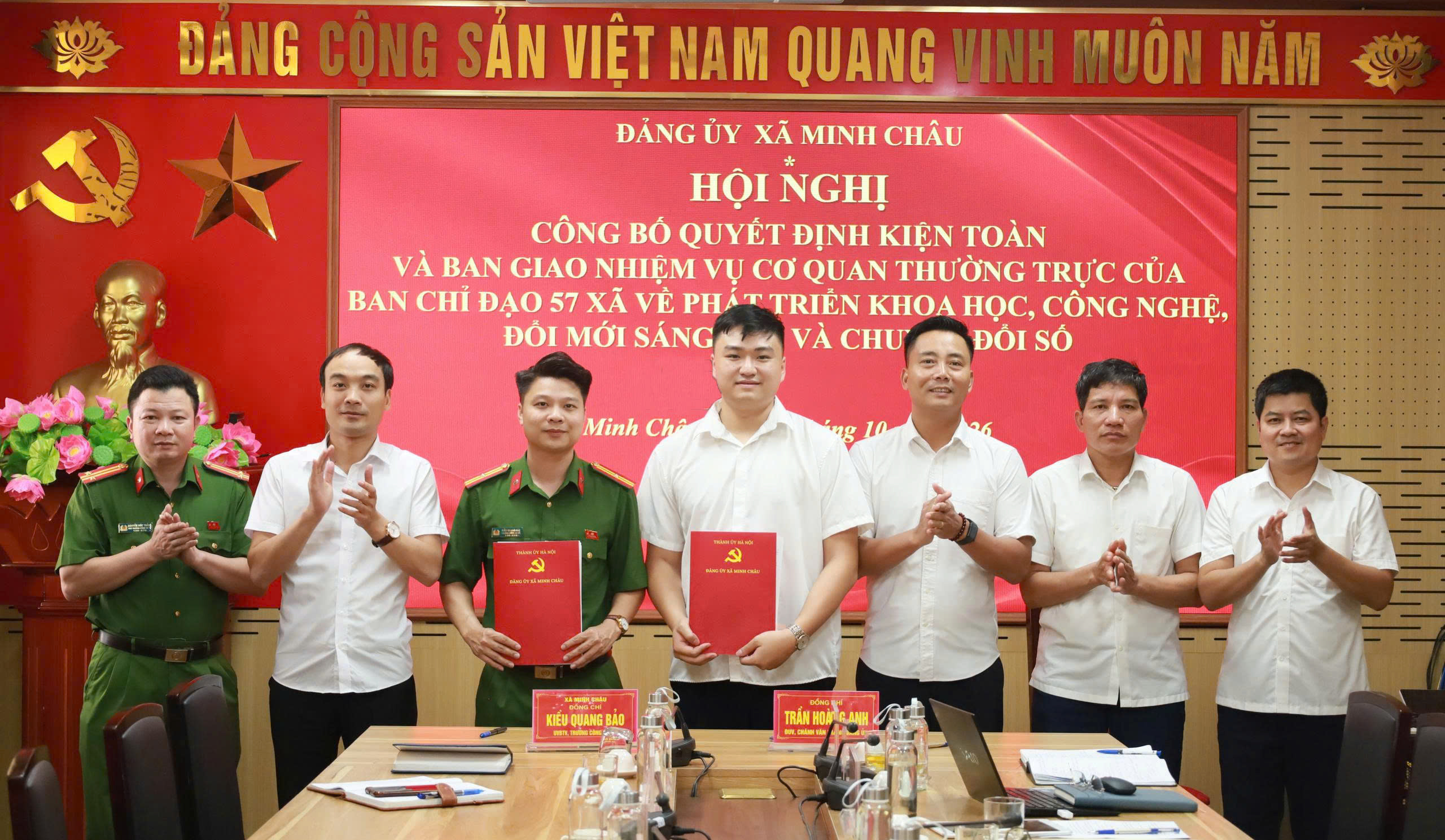 Đảng ủy xã Minh Châu bàn giao nhiệm vụ Cơ quan Thường trực Ban Chỉ đạo 57 về Công an xã