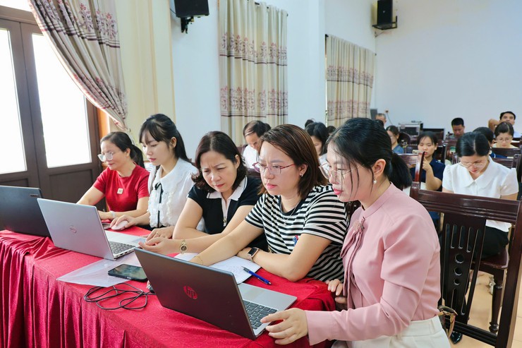 Xã Phú Nghĩa rà soát, làm sạch và chuẩn hóa dữ liệu tổ chức Đảng, đảng viên trên ứng dụng “Sổ tay đảng viên điện tử”