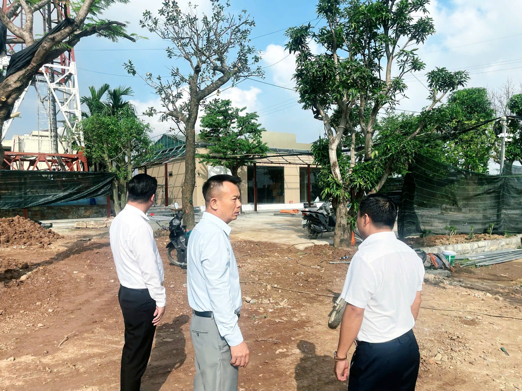 Bí thư Đảng ủy xã Hát Môn Nguyễn Đình Sơn kiểm tra công tác xử lý vi phạm đất đai, trật tự xây dựng