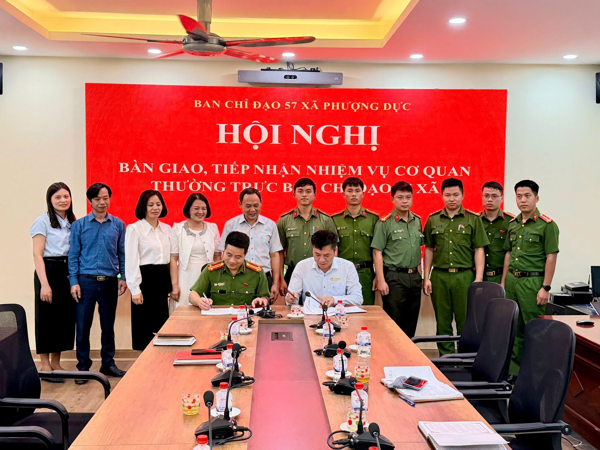 Đảng ủy xã Phượng Dực bàn giao nhiệm vụ Cơ quan Thường trực Ban Chỉ đạo 57 về Công an xã