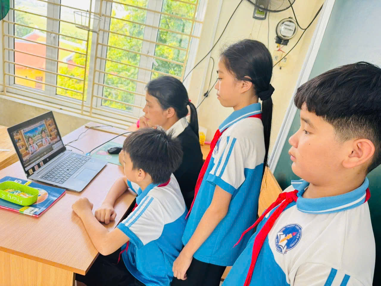 Cô giáo Khuất Thị Hồng Vân đưa văn hóa Việt đến gần học sinh bằng công nghệ số