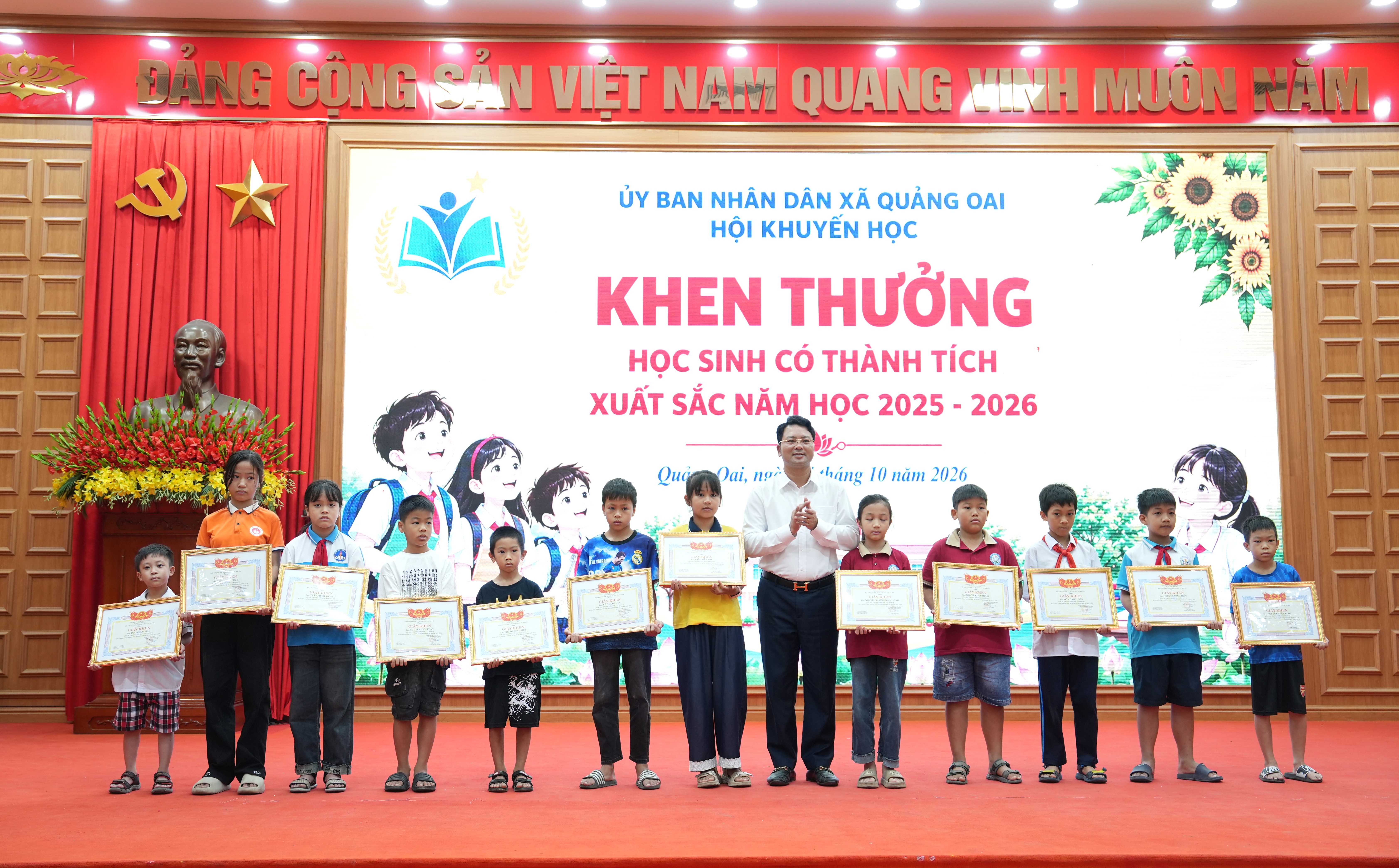 Xã Quảng Oai khen thưởng học sinh tiêu biểu, lan toả truyền thống hiếu học, khơi dậy khát vọng vươn lên 
