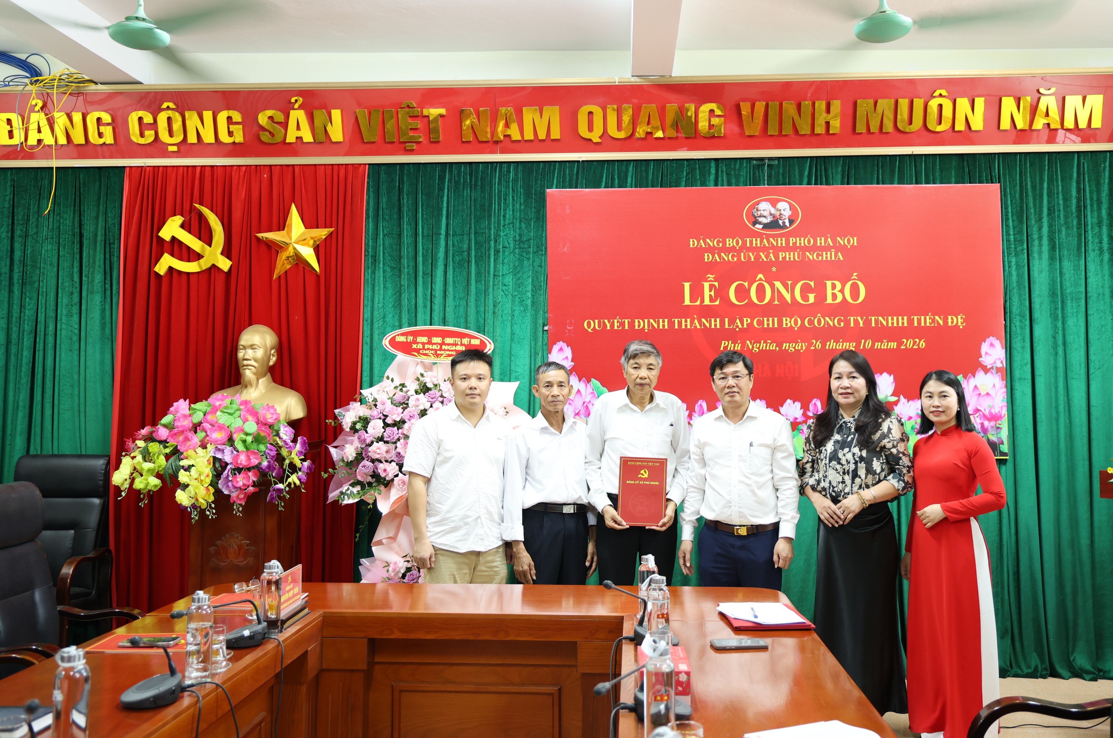 Đảng ủy xã Phú Nghĩa công bố Quyết định thành lập và ra mắt Chi bộ Công ty TNHH Tiến Đệ