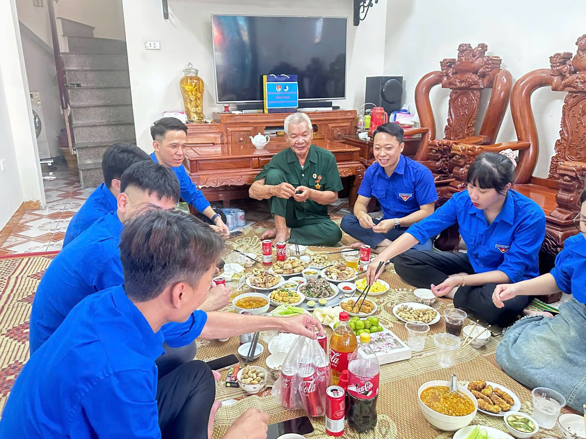 Tuổi trẻ phường Hoàng Liệt nối dài nghĩa tình từ “Bữa cơm tri ân”