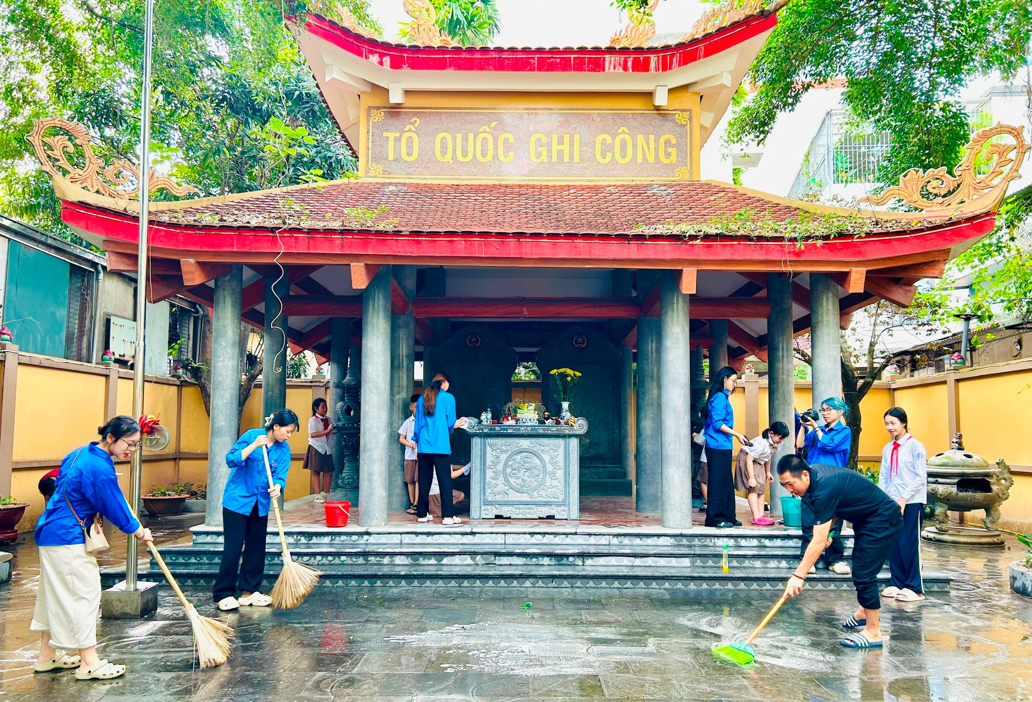 Tuổi trẻ phường Hoàng Mai chăm sóc các địa chỉ đỏ, lan tỏa đạo lý “Uống nước nhớ nguồn”