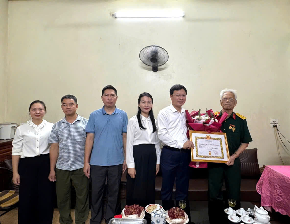 Bí thư Đảng ủy xã Hạ Bằng trực tiếp trao Huy hiệu 60 năm tuổi Đảng tặng đảng viên Kiều Văn Pha
