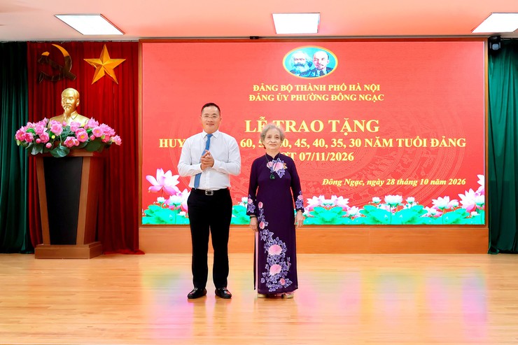 Phường Đông Ngạc trao Huy hiệu Đảng tặng 363 đảng viên, phát huy kinh nghiệm của các thế hệ đi trước