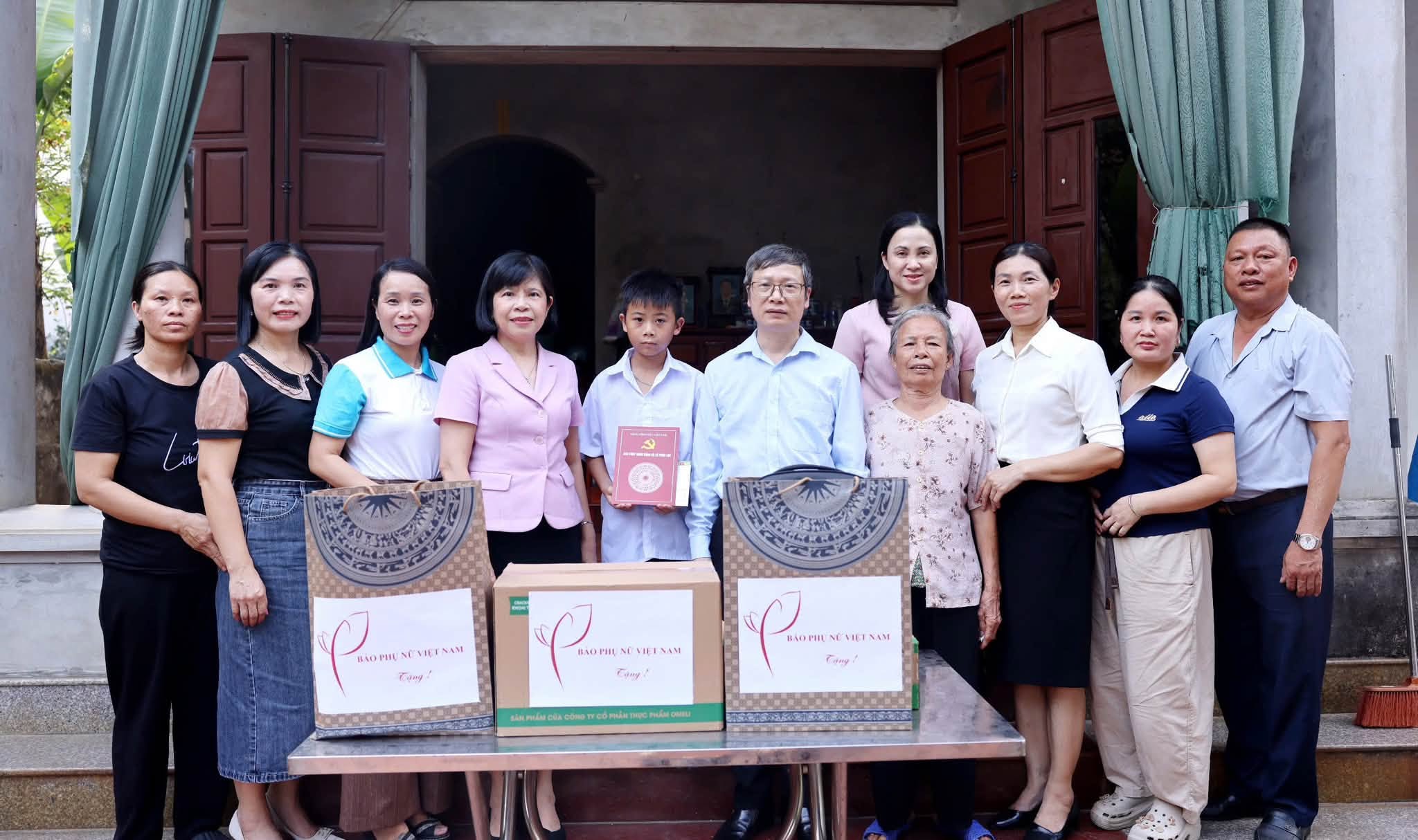 Tổng Biên tập Báo Phụ nữ Việt Nam thăm, tặng quà trẻ em có hoàn cảnh khó khăn ở xã Phúc Lộc