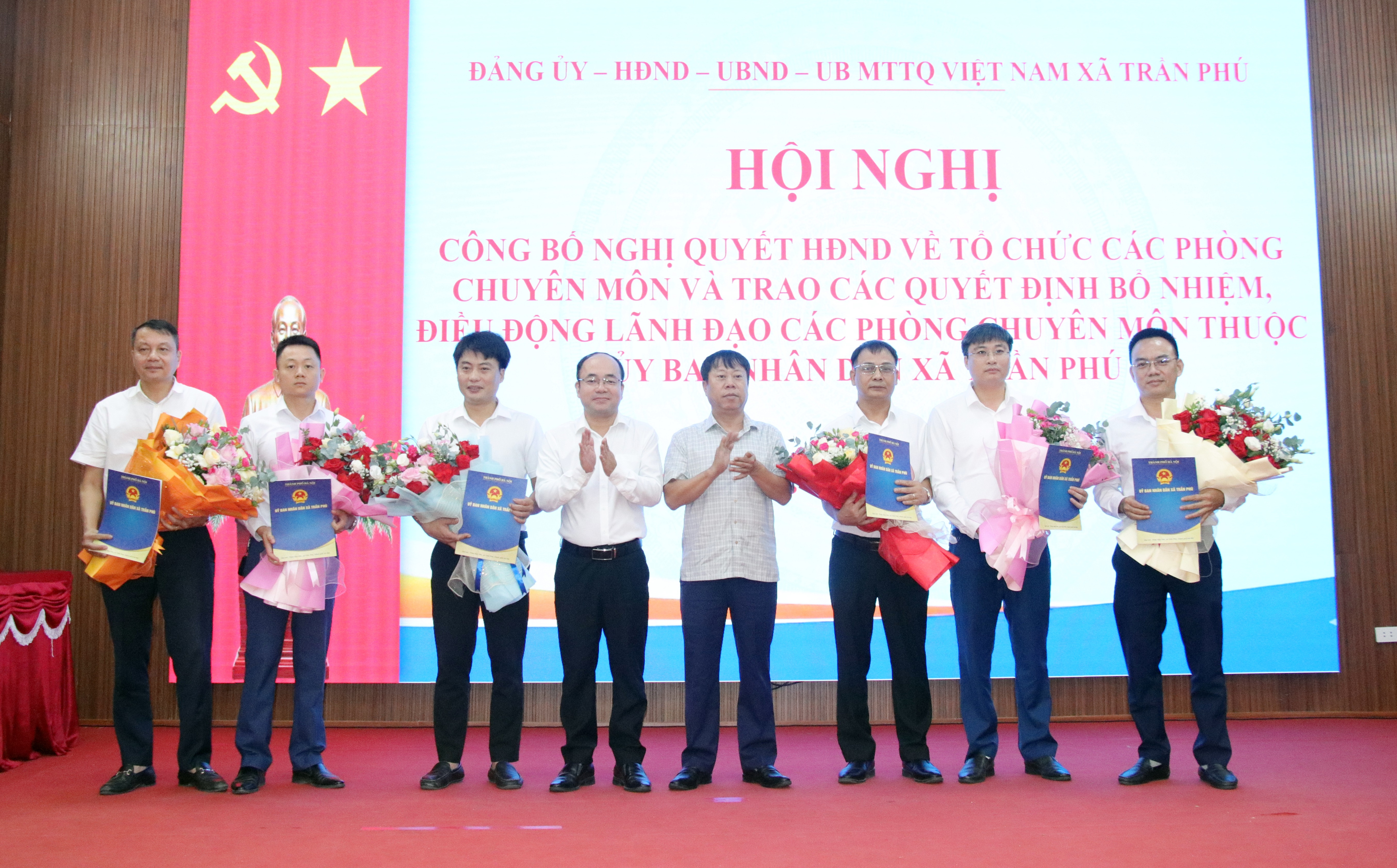 Xã Trần Phú công bố Nghị quyết của HĐND xã và trao các Quyết định về tổ chức các phòng chuyên môn