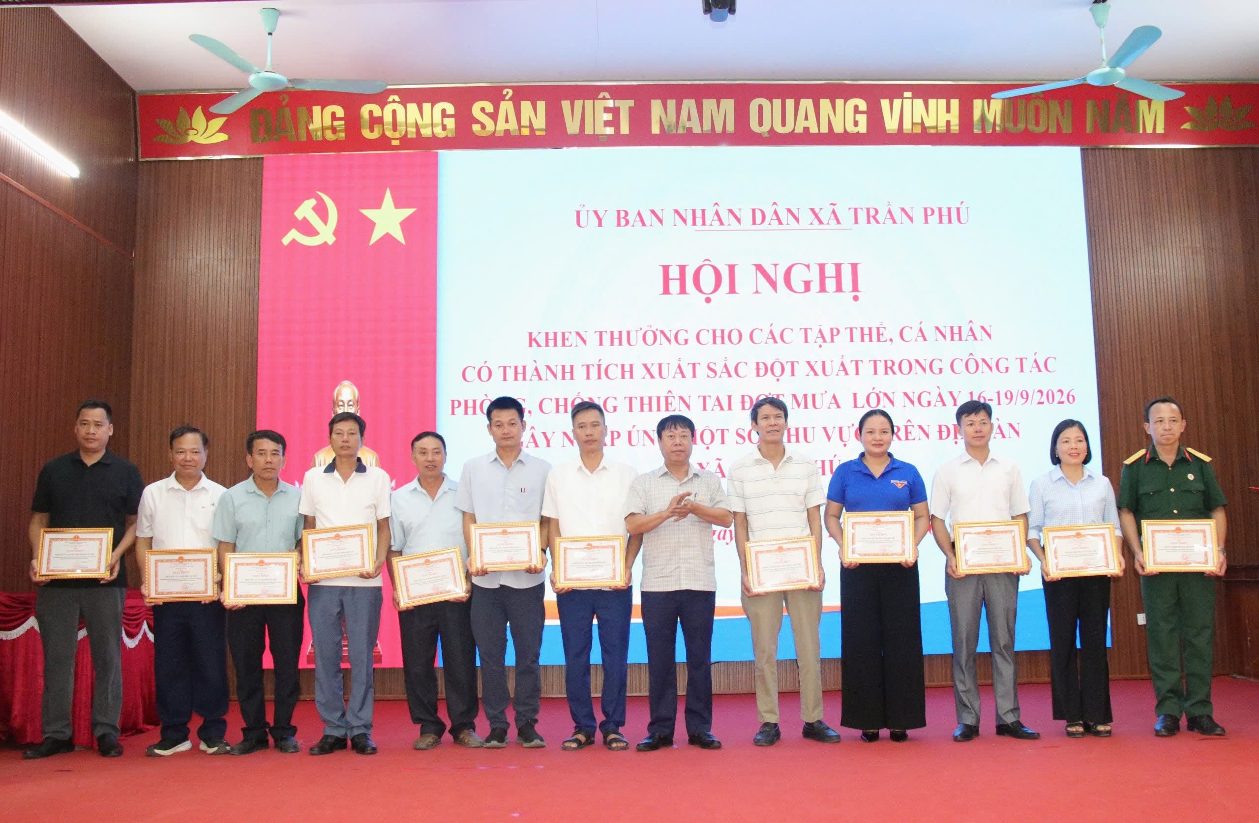 Xã Trần Phú khen thưởng 23 tập thể, 64 cá nhân trong phòng, chống mưa lũ
