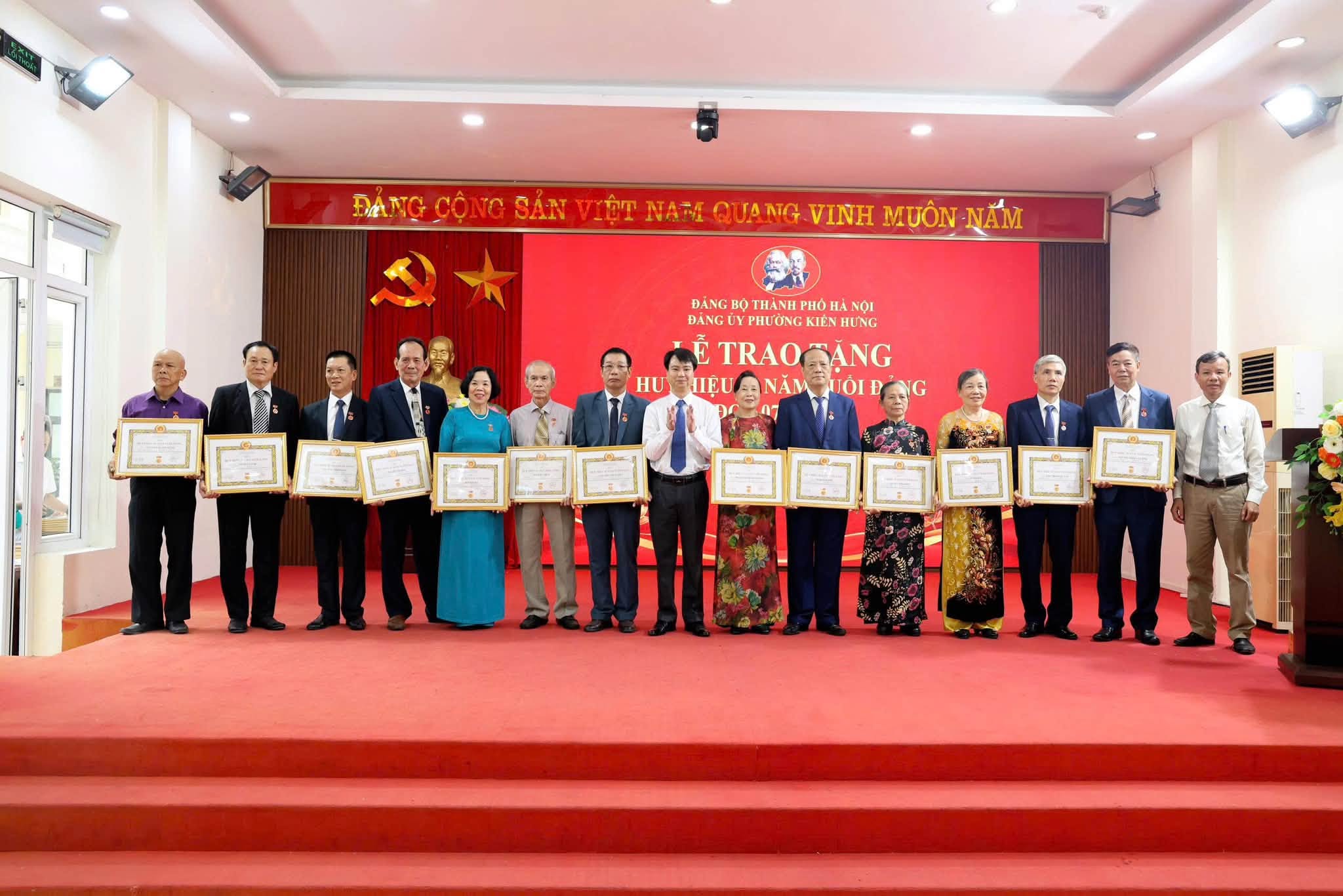 Phường Kiến Hưng tôn vinh đảng viên 35 năm tuổi Đảng, phát huy vai trò nêu gương