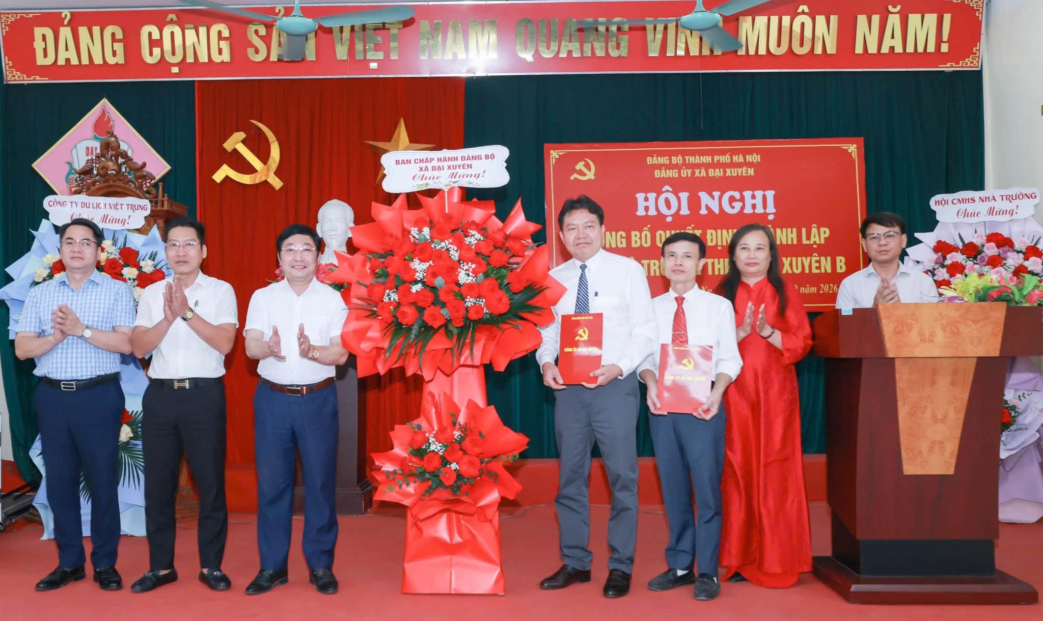 Đảng ủy xã Đại Xuyên trao quyết định thành lập Đảng bộ Trường THPT Phú Xuyên B: Củng cố tổ chức, vững bước phát triển