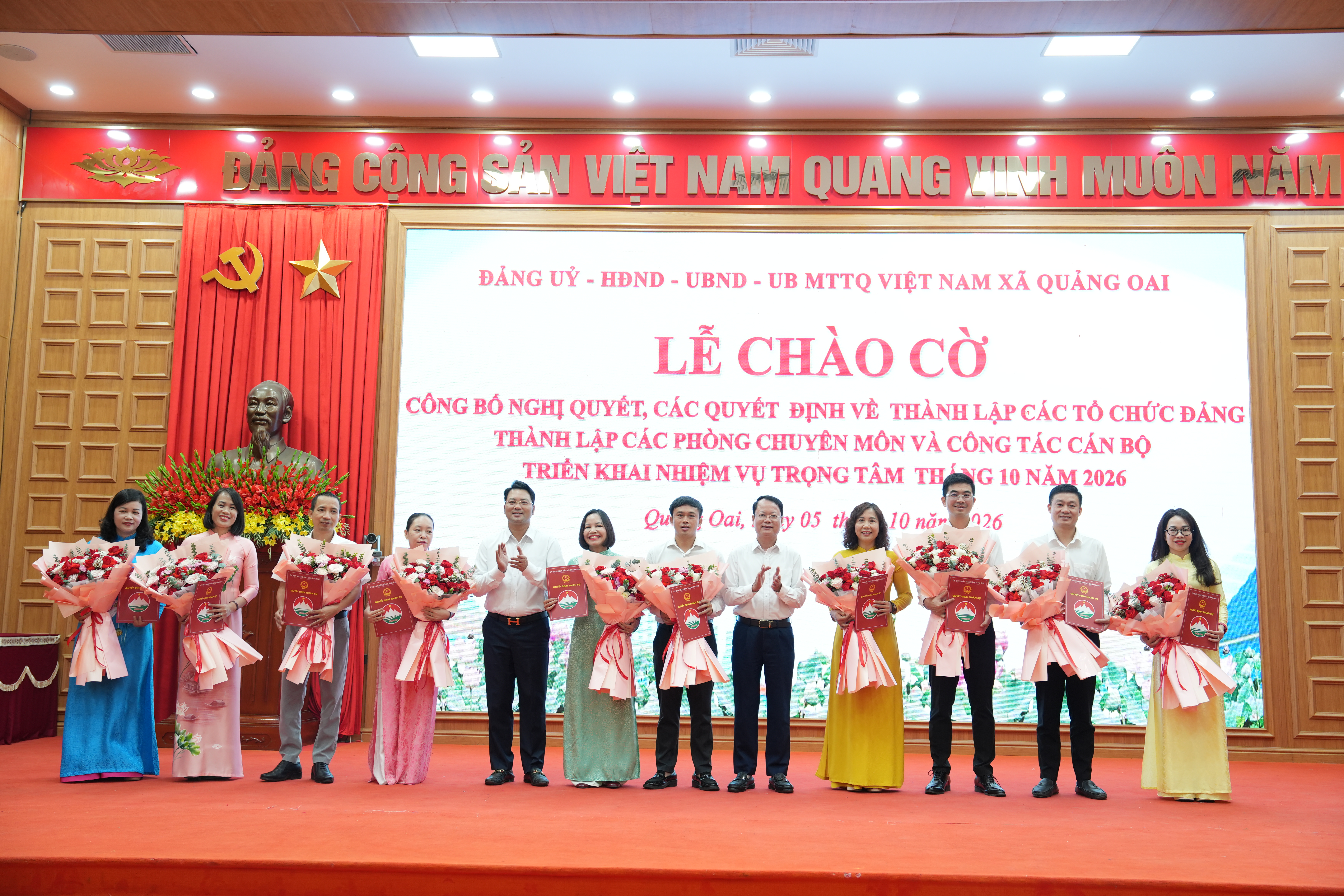 Đảng uỷ xã Quảng Oai thành lập 11 chi bộ trực thuộc, UBND xã kiện toàn 5 phòng chuyên môn