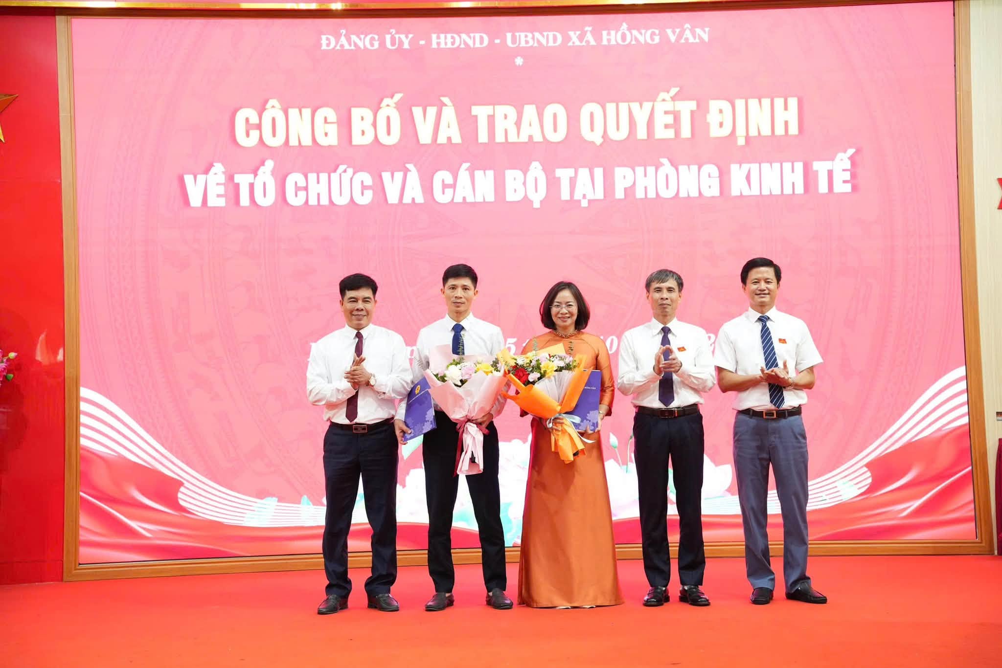 Xã Hồng Vân kiện toàn tổ chức các cơ quan chuyên môn, công bố quyết định về công tác cán bộ