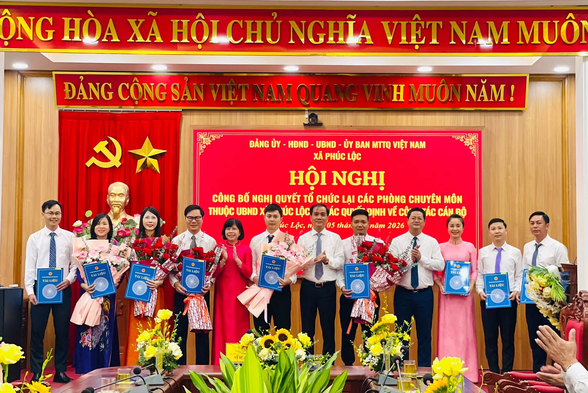 Xã Phúc Lộc sắp xếp các phòng chuyên môn thuộc UBND xã