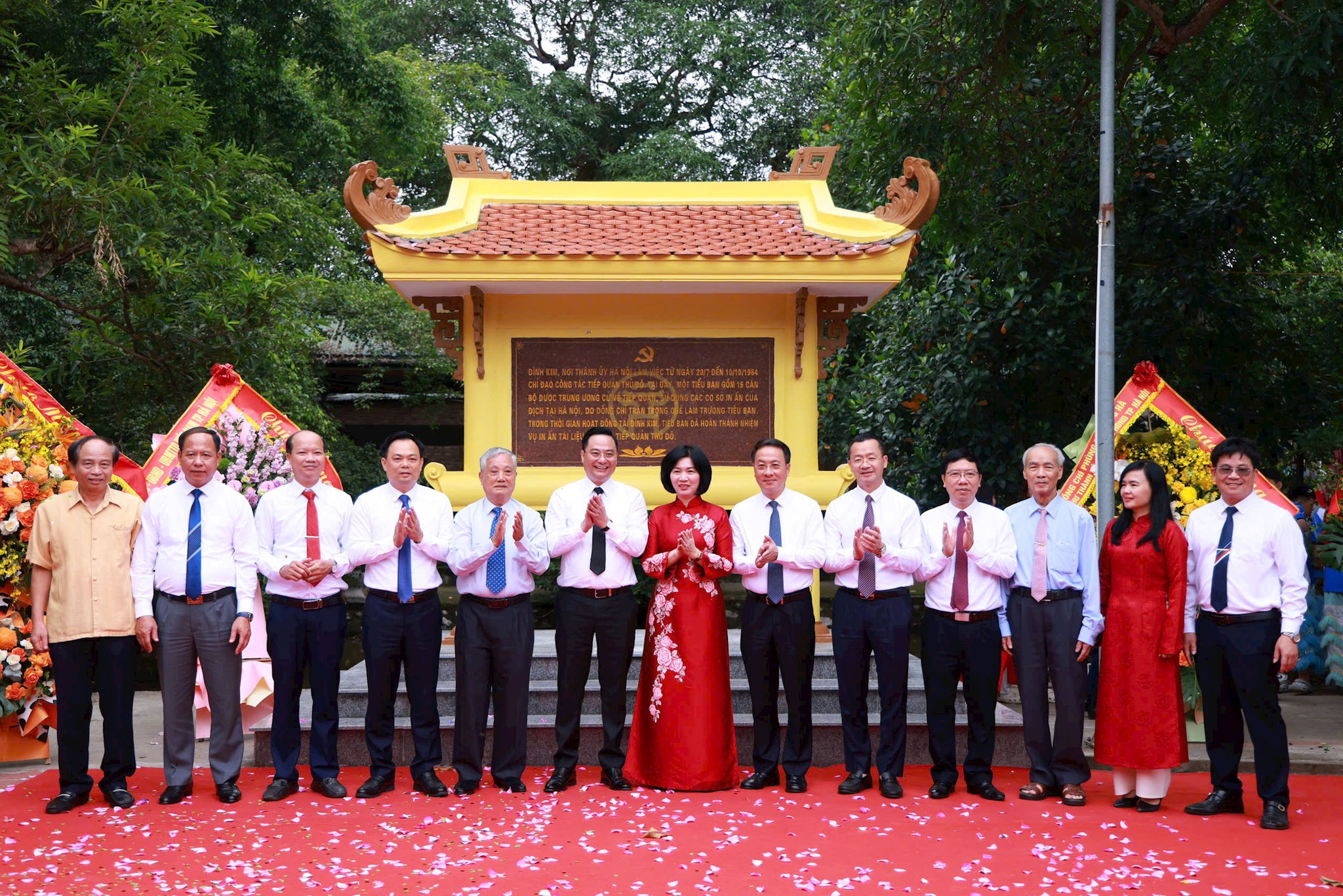 Chủ tịch HĐND Thành phố Phùng Thị Hồng Hà dự Lễ gắn biển địa điểm lưu niệm sự kiện cách mạng tại xã Tam Hưng