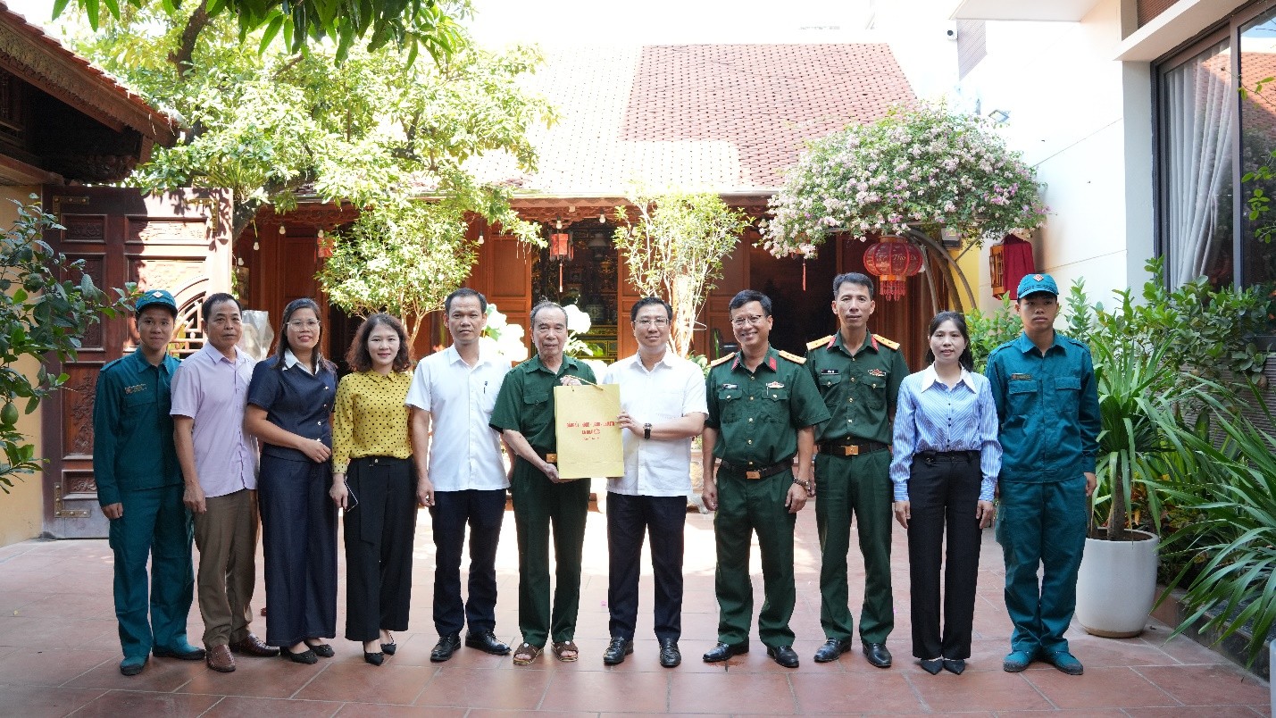 Xã Hoài Đức tri ân người có công nhân kỷ niệm 80 năm Ngày truyền thống lực lượng vũ trang Thủ đô