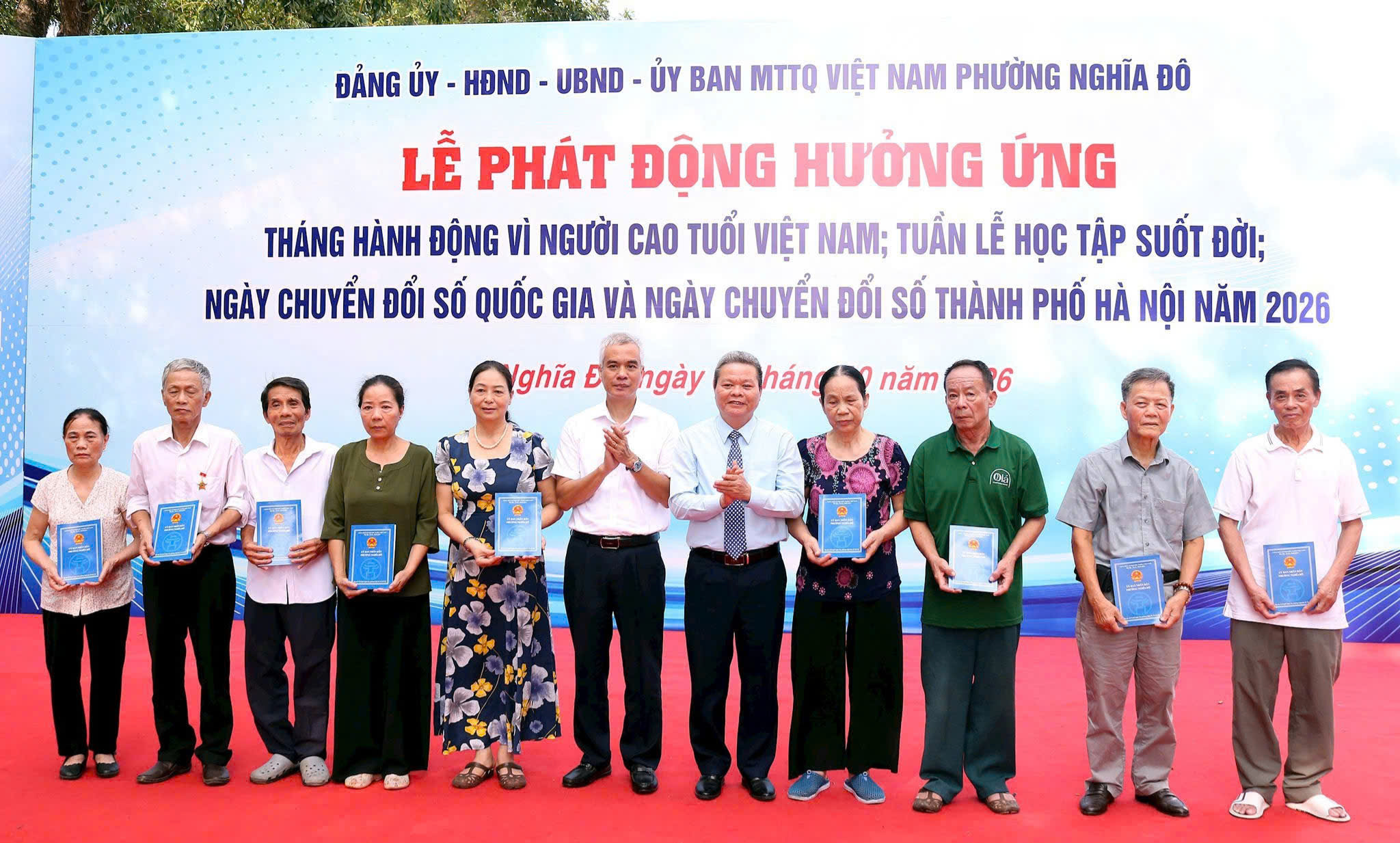 Phường Nghĩa Đô gắn chăm lo người cao tuổi với học tập suốt đời và chuyển đổi số