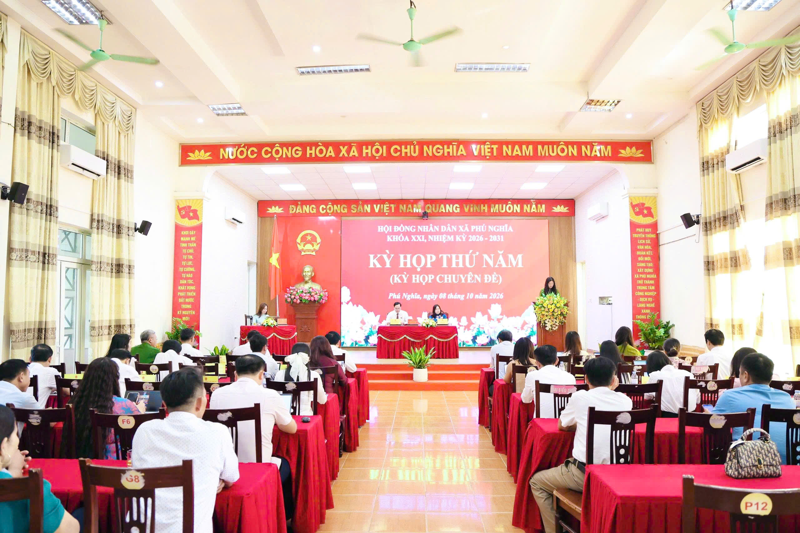 HĐND xã Phú Nghĩa quyết nghị tổ chức lại 5 phòng chuyên môn, phân bổ 71 biên chế công chức