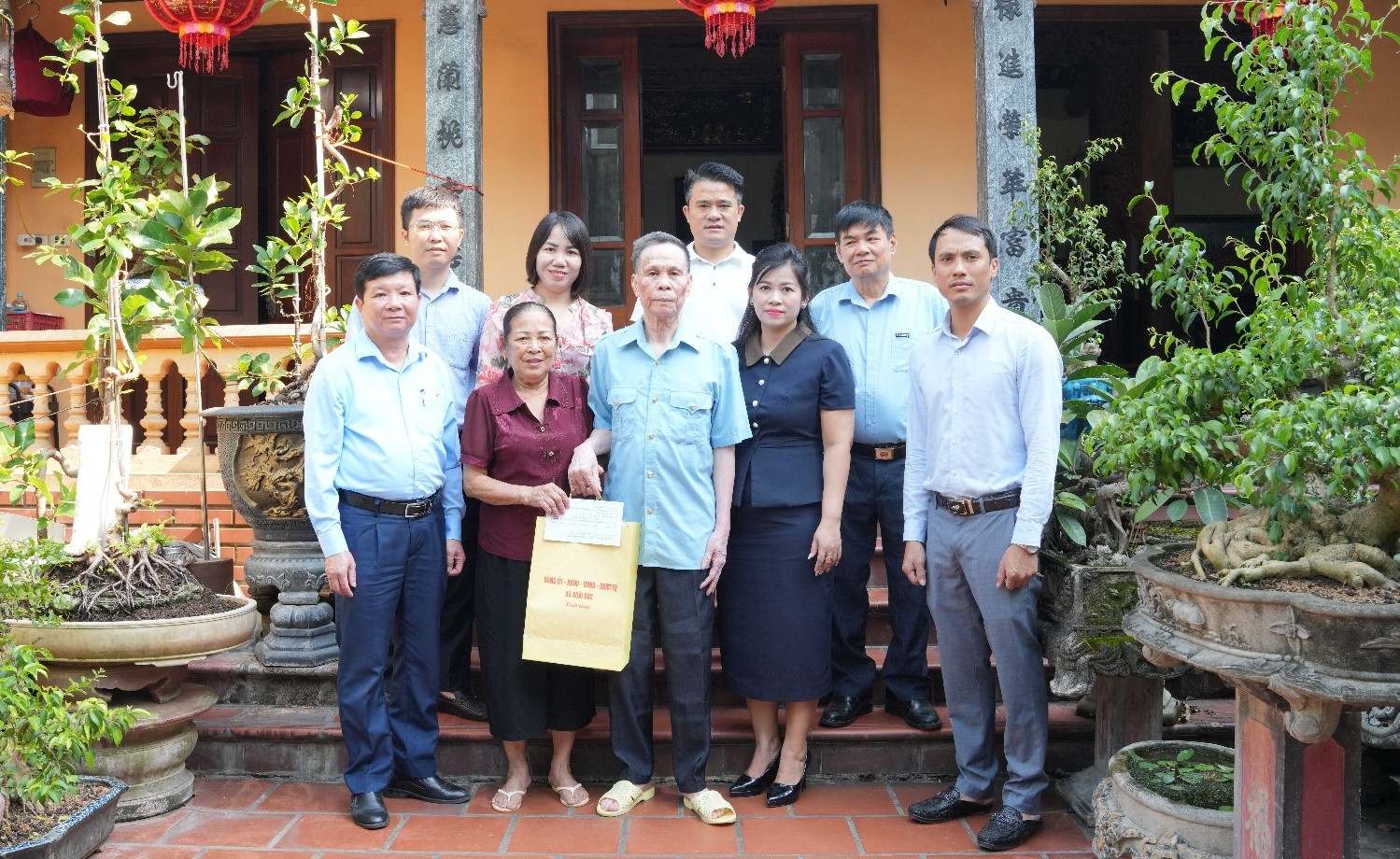 Lãnh đạo xã Hoài Đức thăm, tặng quà 8 gia đình chính sách nhân kỷ niệm 80 năm Ngày truyền thống lực lượng vũ trang Thủ đô