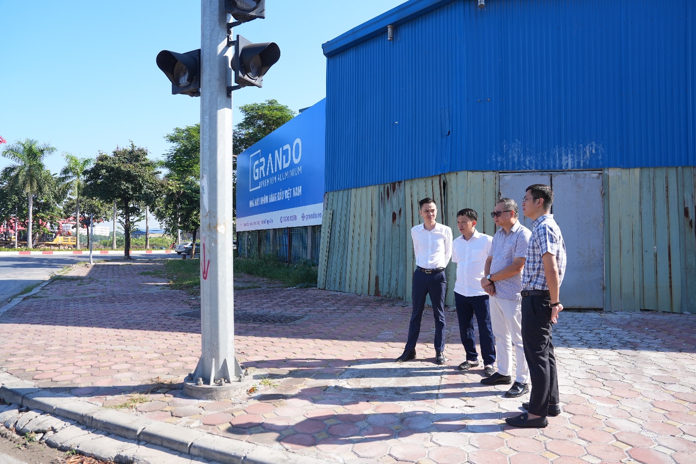 Bí thư Đảng uỷ xã Gia Lâm yêu cầu khẩn trương hoàn thiện hệ thống đèn tín hiệu, vạch kẻ đường tại nút giao Nguyễn Huy Nhuận